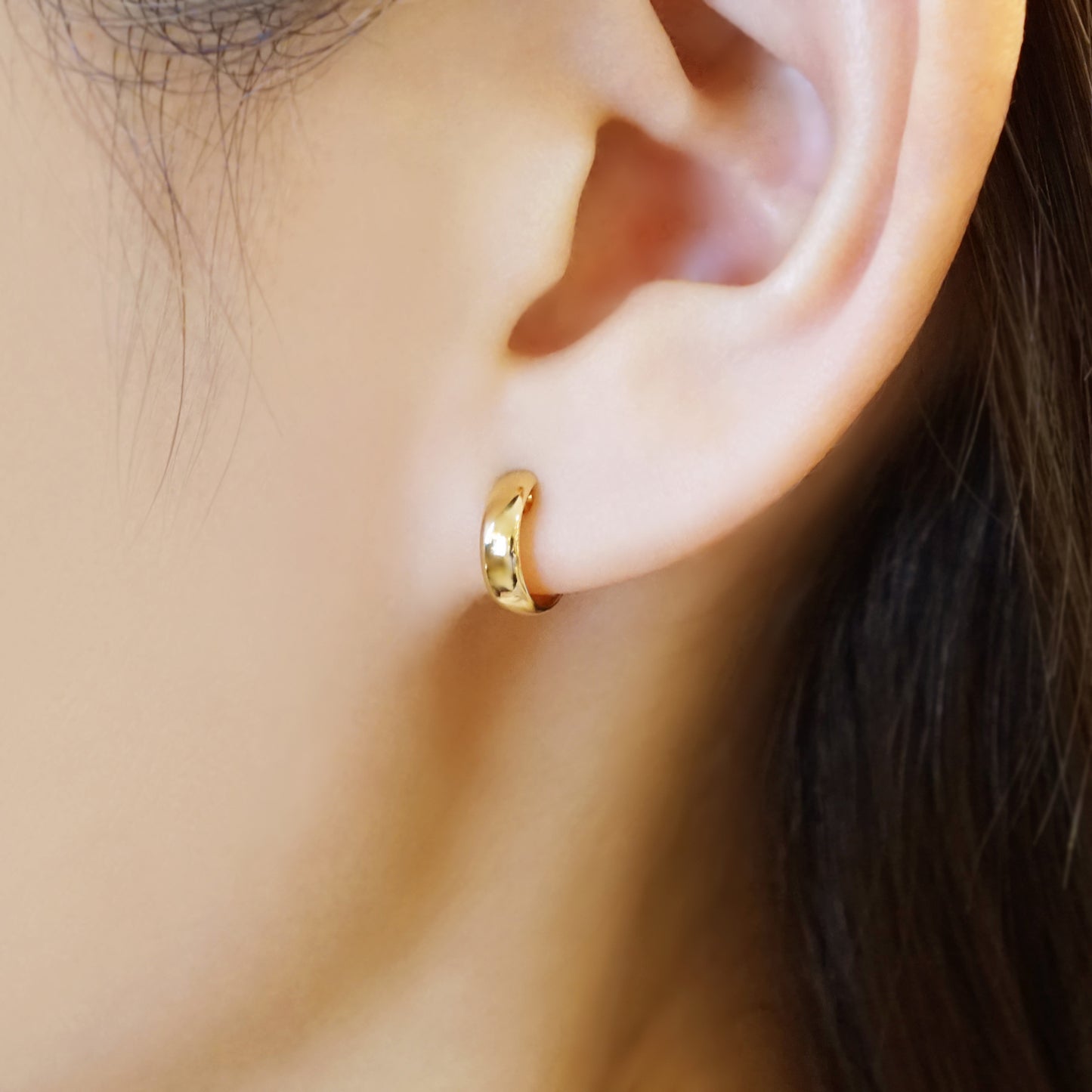 18K Basic Hoop Earrings (Yellow Gold) - Model Image