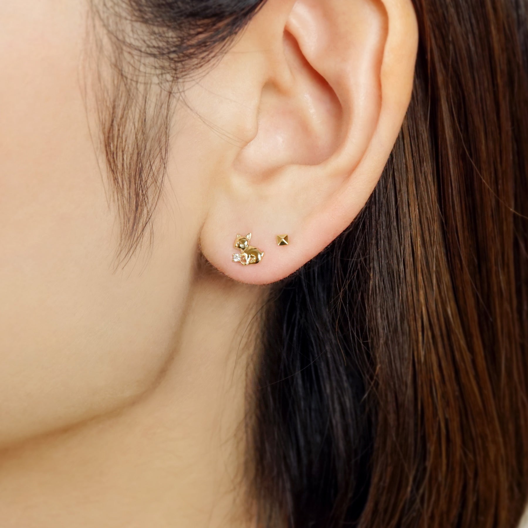 [Solo Earring] 18K/10K French Bulldog Single Earring (Yellow Gold) - Model Image