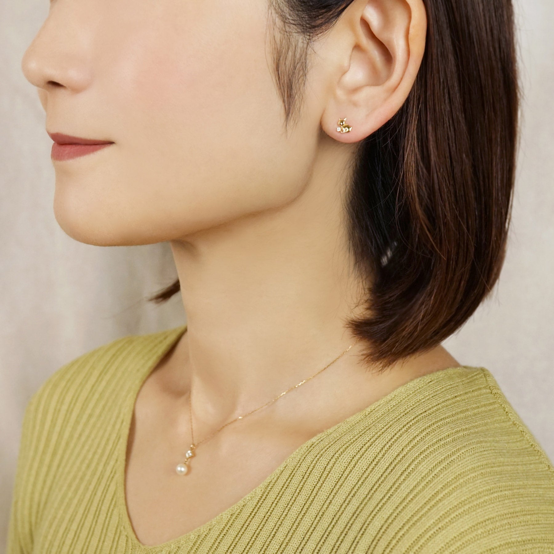 [Solo Earring] 18K/10K French Bulldog Single Earring (Yellow Gold) - Model Image
