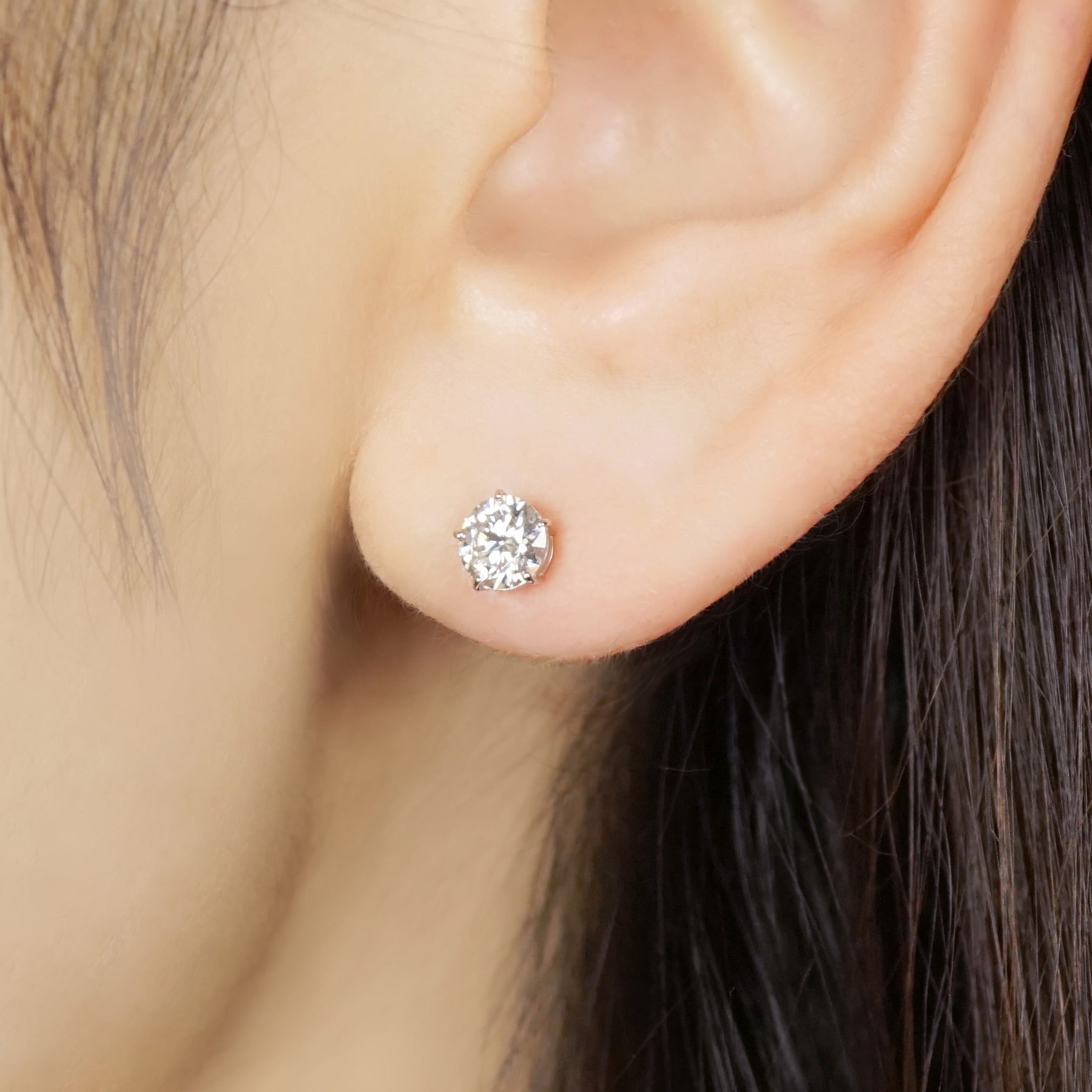 [Second Earrings] Platinum Moissanite Earrings (5mm) - Model Image