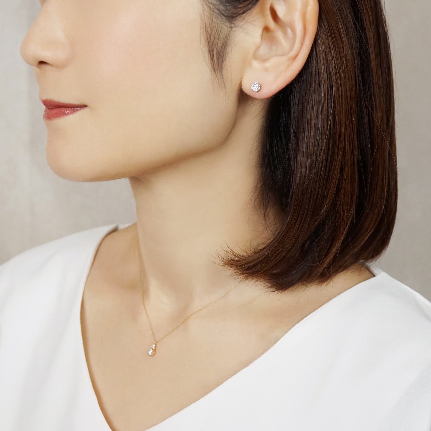 [Second Earrings] Platinum Moissanite Earrings (5mm) - Model Image