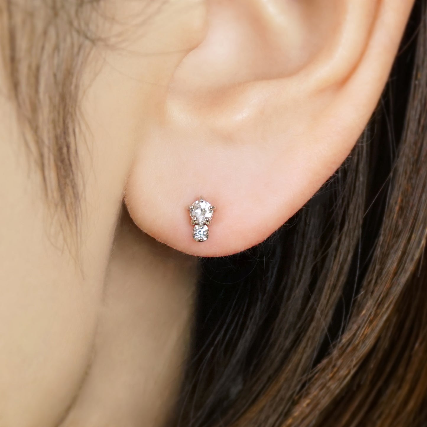 [Second Earrings] Platinum White Sapphire x Ice Blue Diamond 0.02ct - Model Image