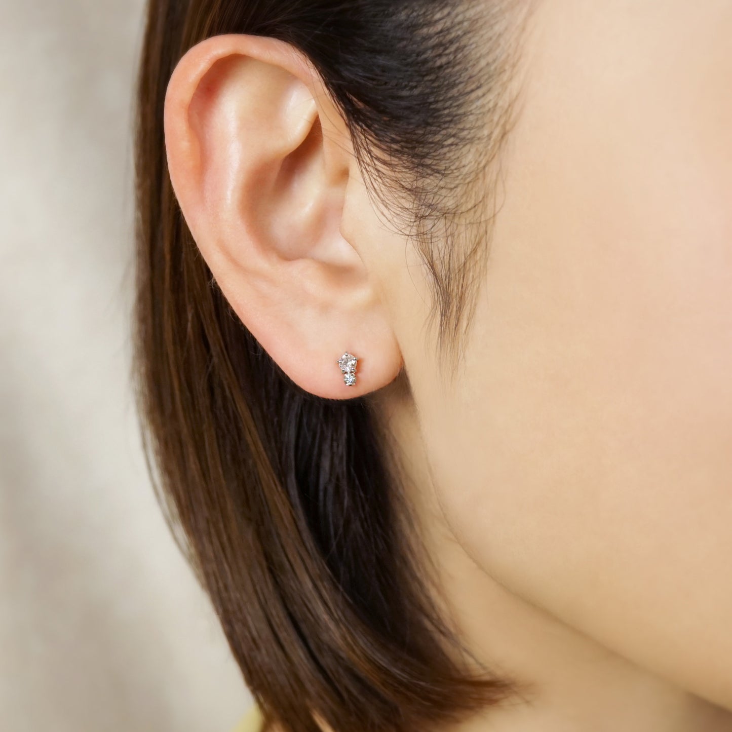 [Second Earrings] Platinum White Sapphire x Ice Blue Diamond 0.02ct - Model Image