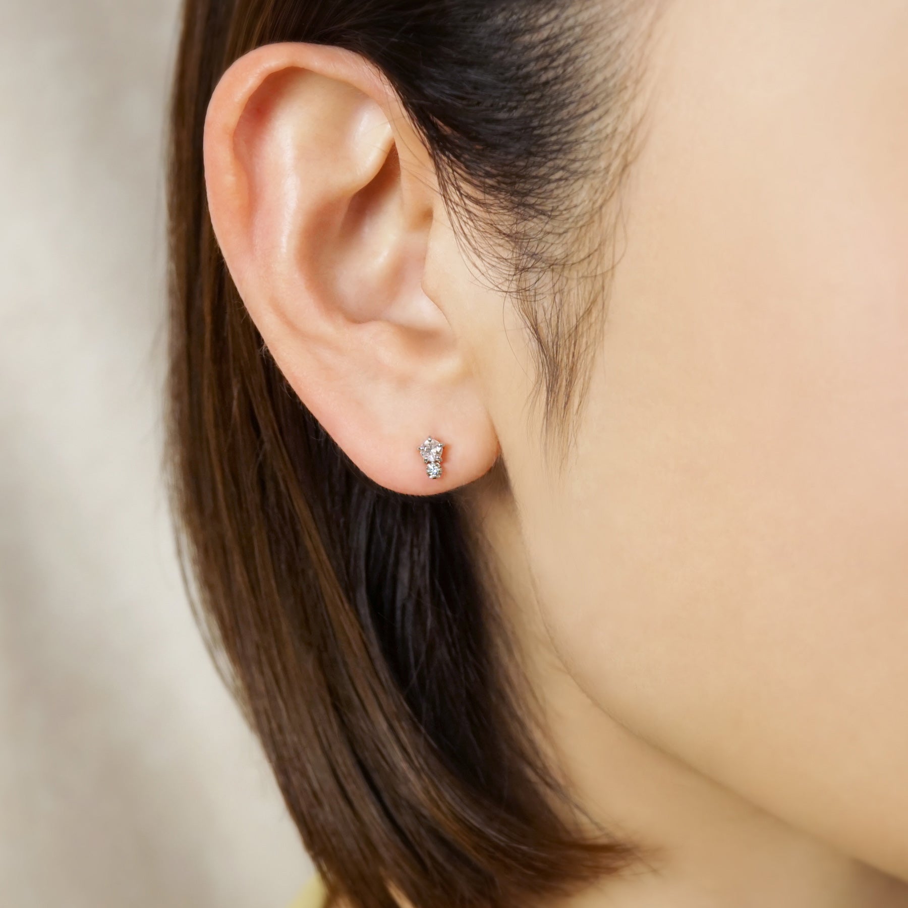 [Second Earrings] Platinum White Sapphire x Ice Blue Diamond 0.02ct - Model Image