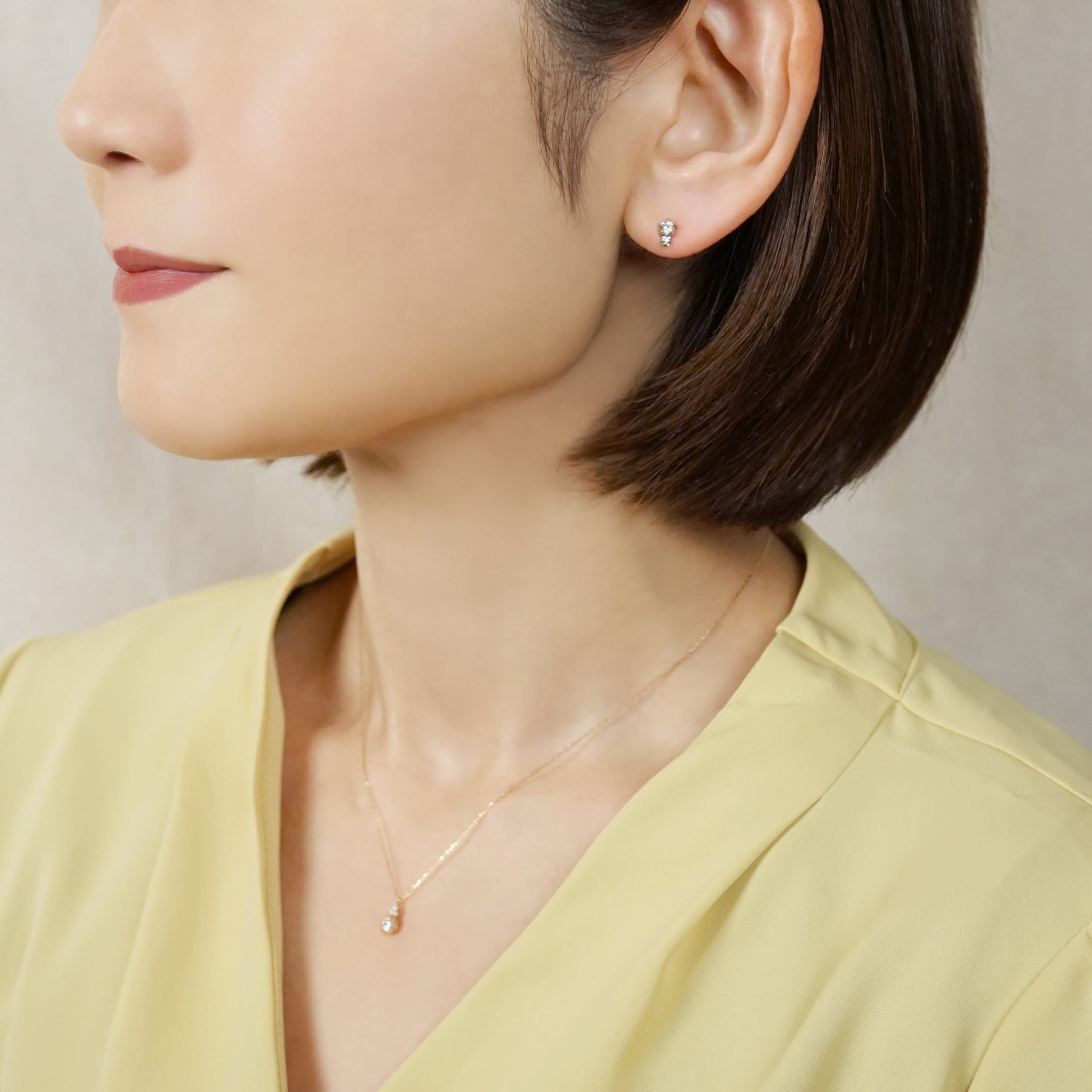 [Second Earrings] Platinum White Sapphire x Ice Blue Diamond 0.02ct - Model Image