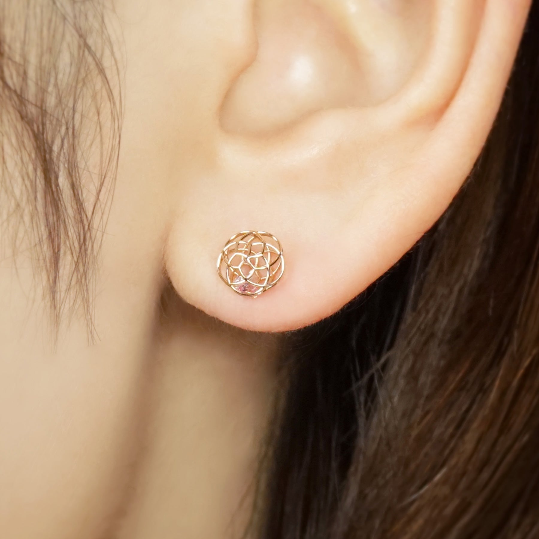 [Pannier] 10K Sakura Earrings [Limited Quantity] (Rose Gold) - Model Image