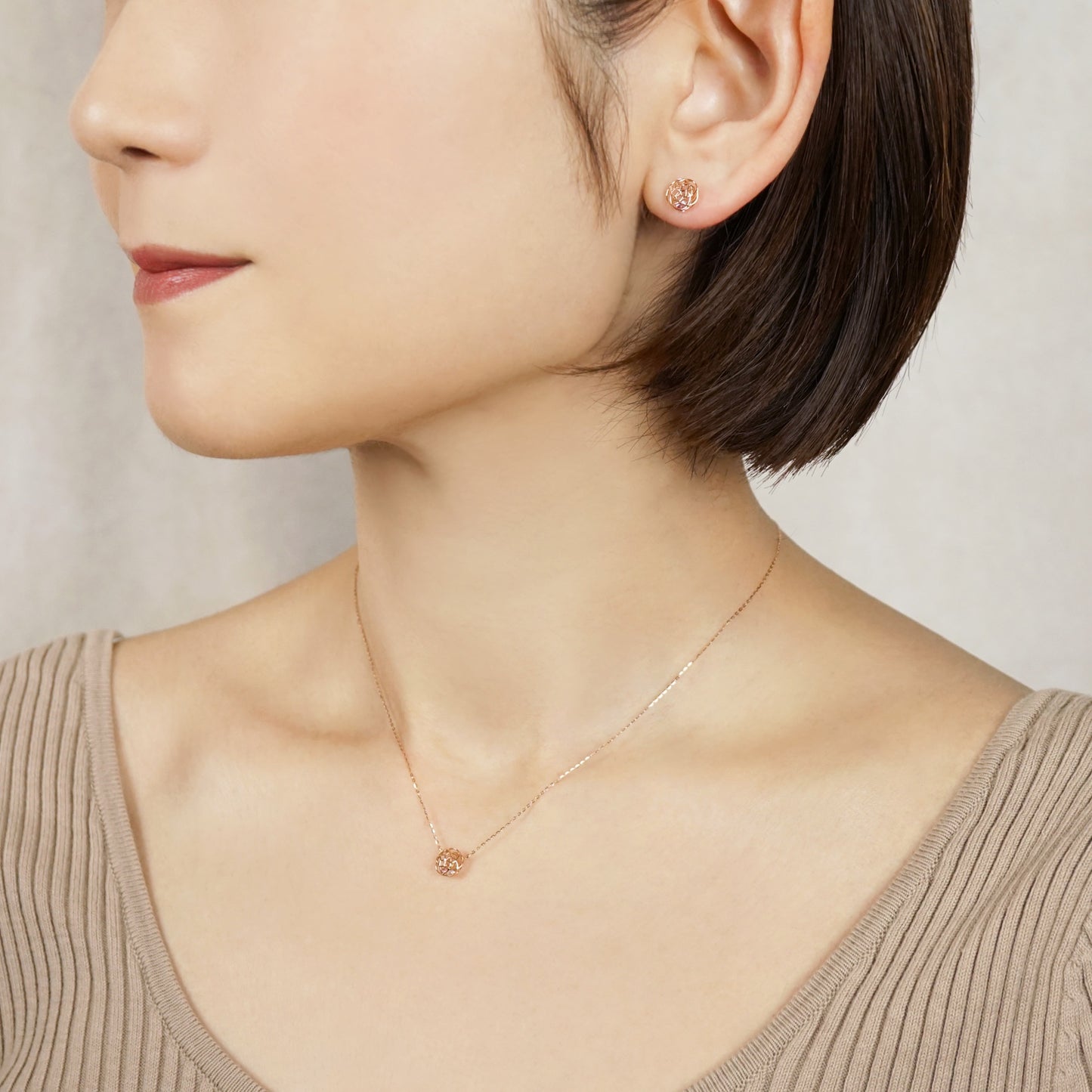 [Pannier] 10K Sakura Earrings [Limited Quantity] (Rose Gold) - Model Image
