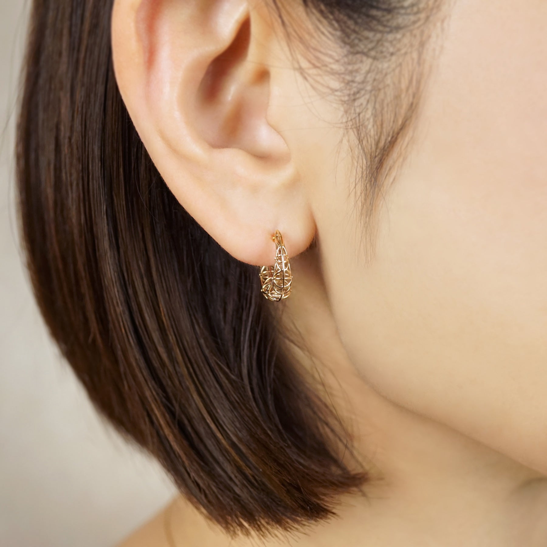 [Pannier] 18K/10K Hoop Earrings (Yellow Gold) - Model Image