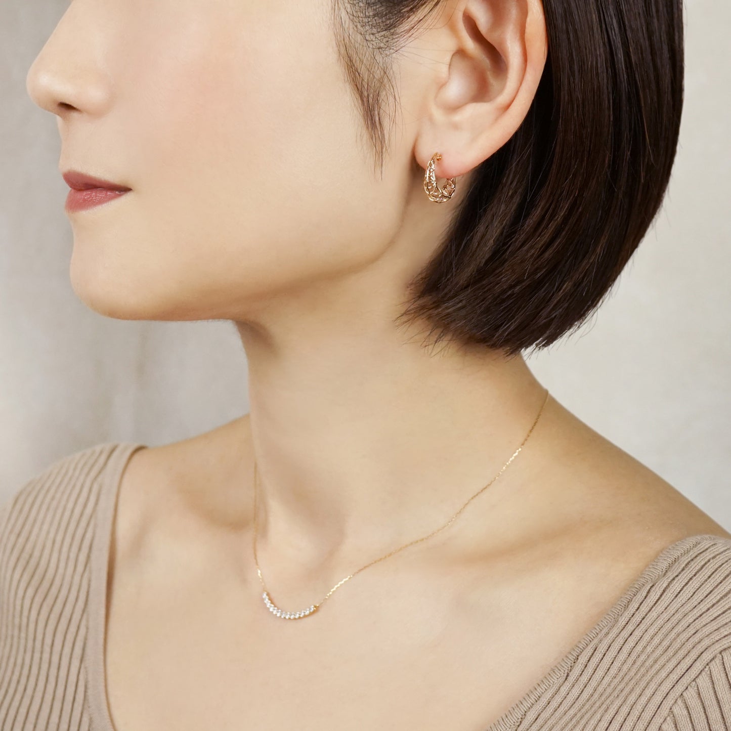 [Pannier] 18K/10K Hoop Earrings (Yellow Gold) - Model Image