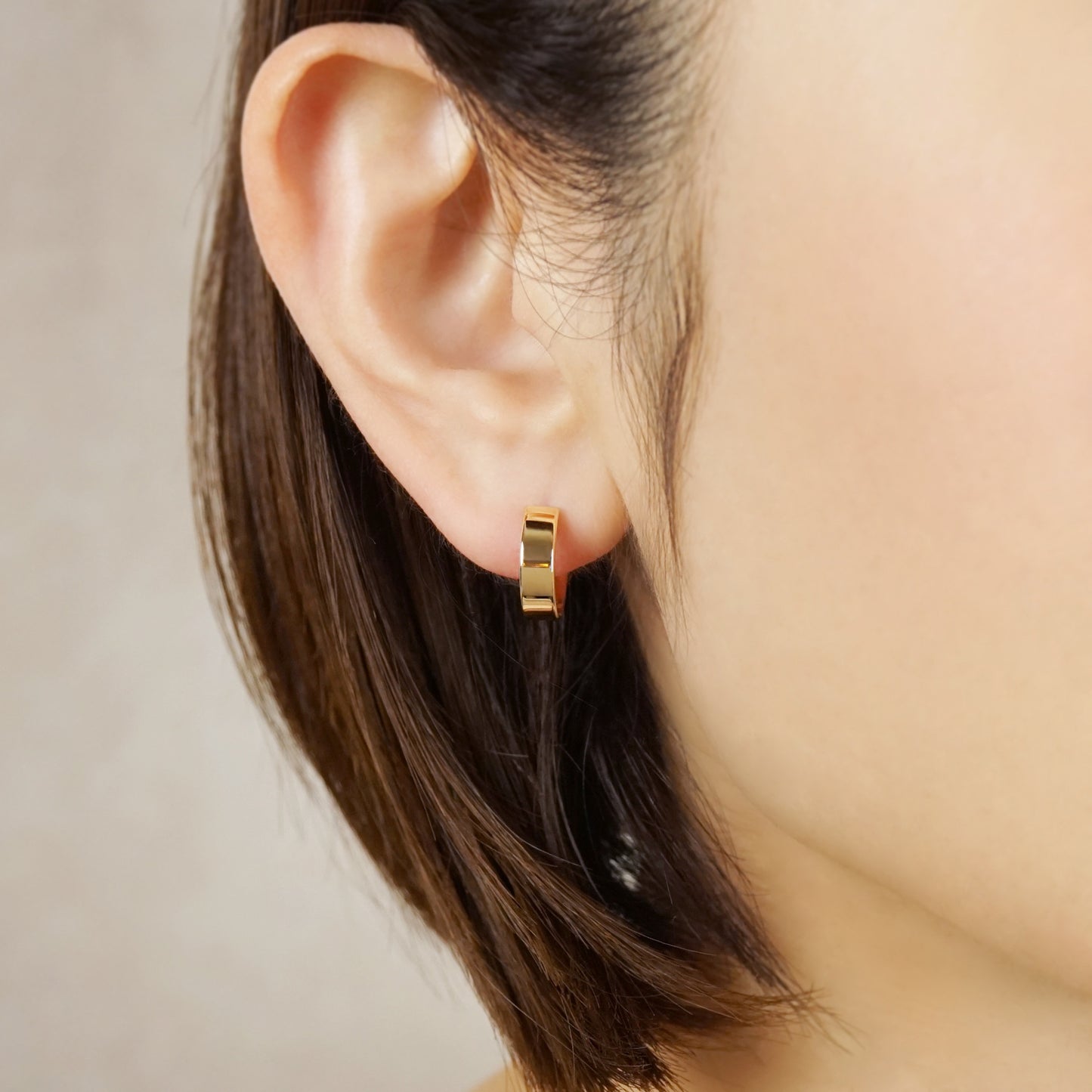 10K Basic Wide Hoop Earrings (Yellow Gold) - Model Image