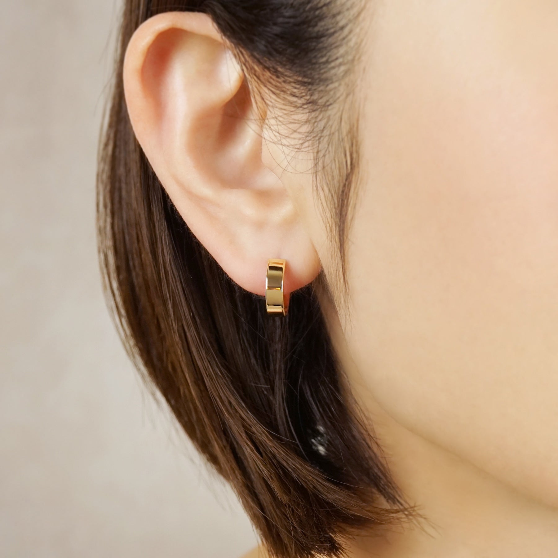 10K Basic Wide Hoop Earrings (Yellow Gold) - Model Image