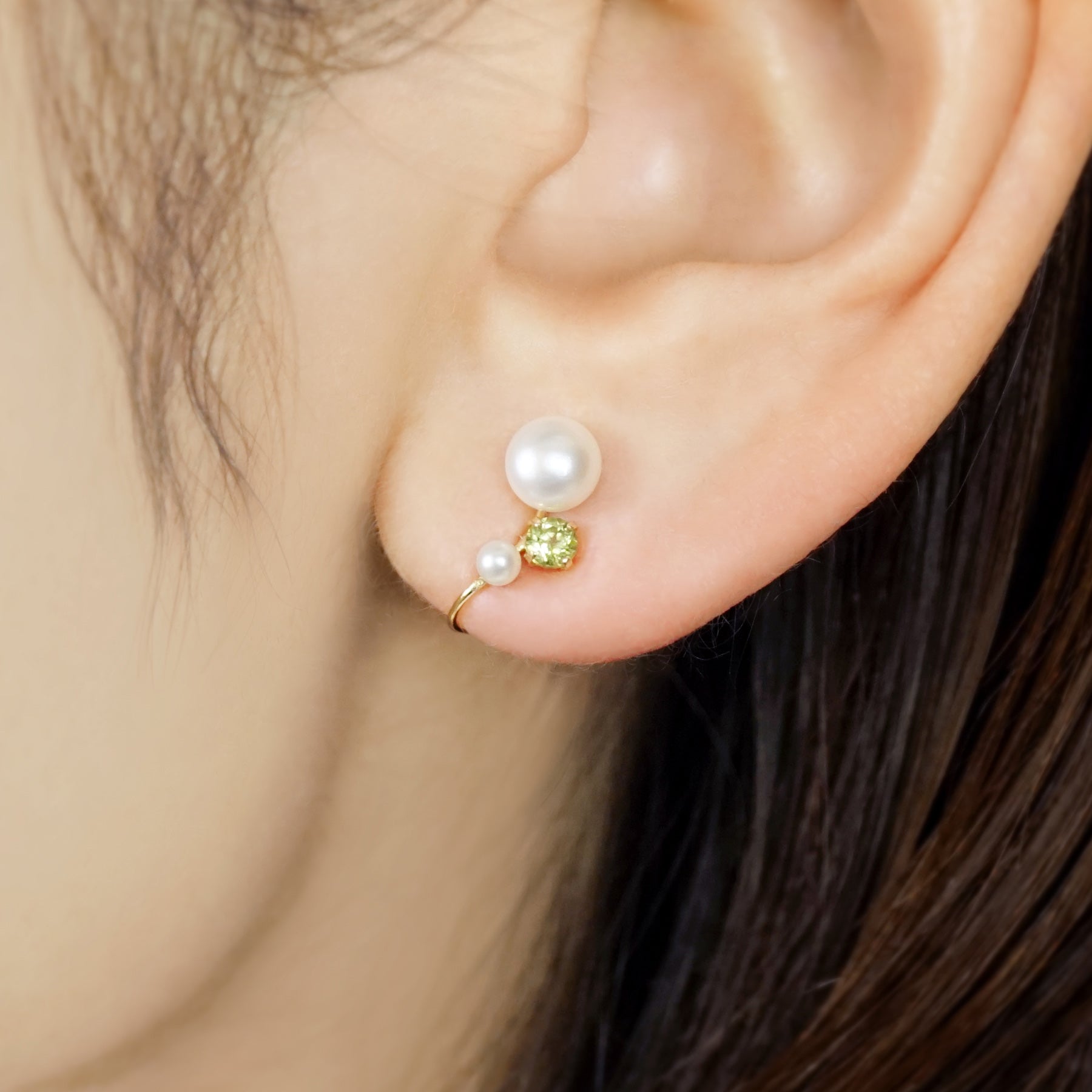 [Airy Clip-On Earrings] Freshwater Pearl Peridot Earrings (Yellow Gold) - Model Image
