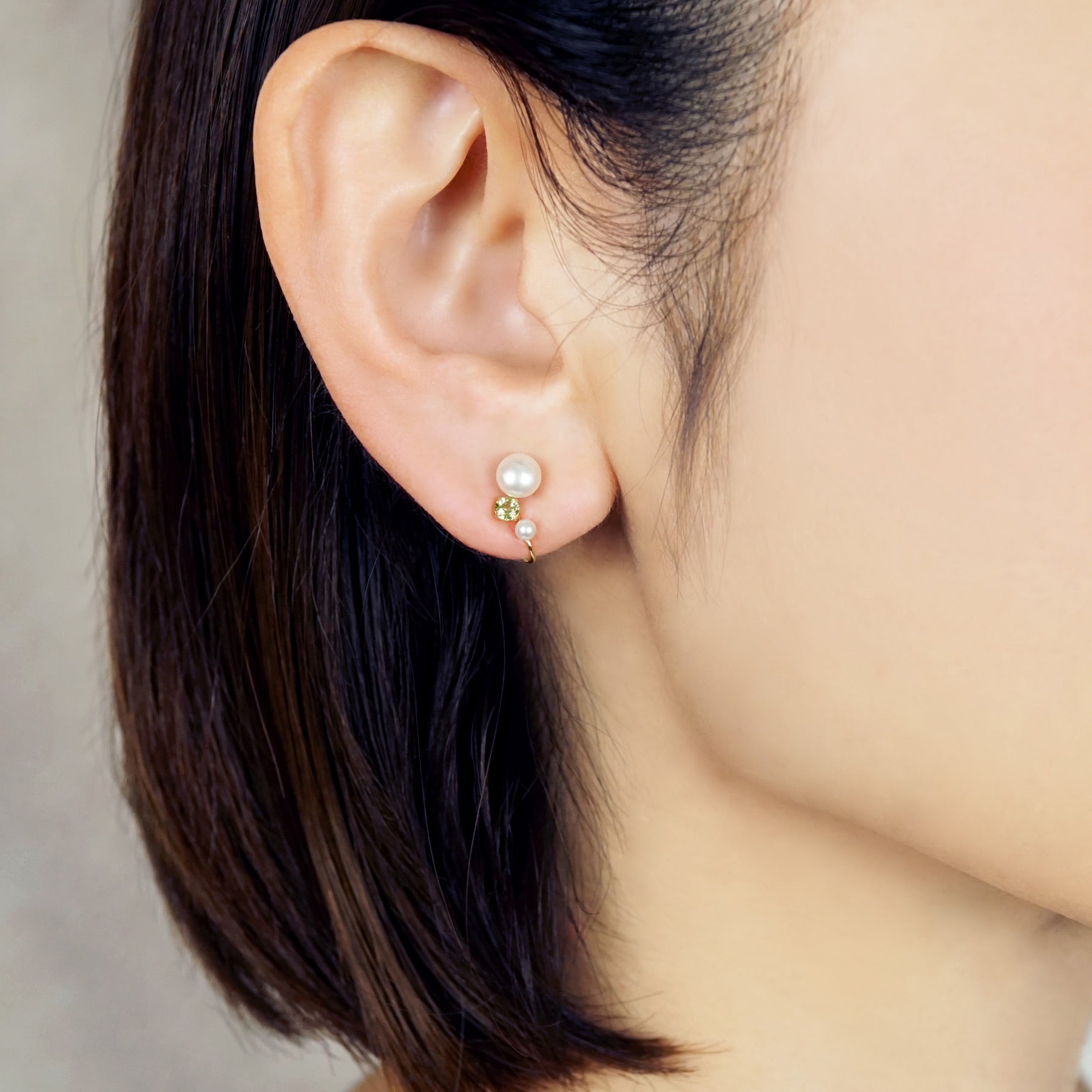 [Airy Clip-On Earrings] Freshwater Pearl Peridot Earrings (Yellow Gold) - Model Image