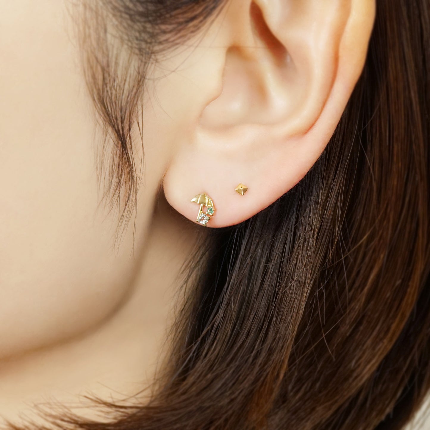 [Solo Earring] 10K Beach Parasol Single Earring (Yellow Gold) - Model Image
