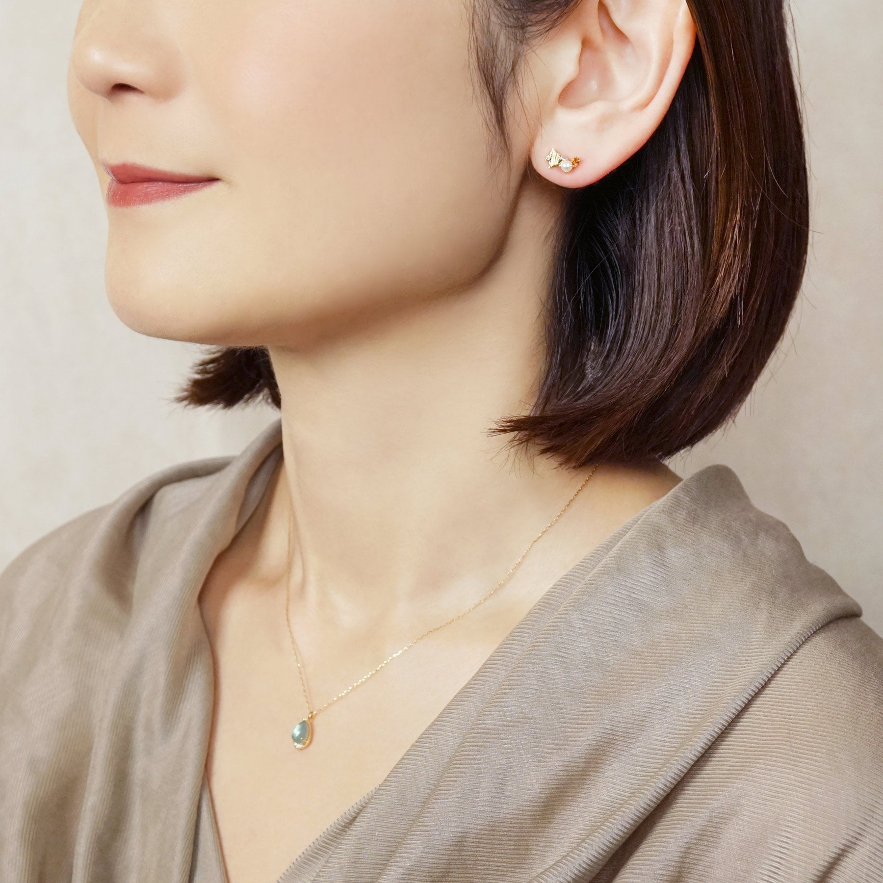 [Solo Earring] 10K Angelfish Single Earring (Yellow Gold) - Model Image