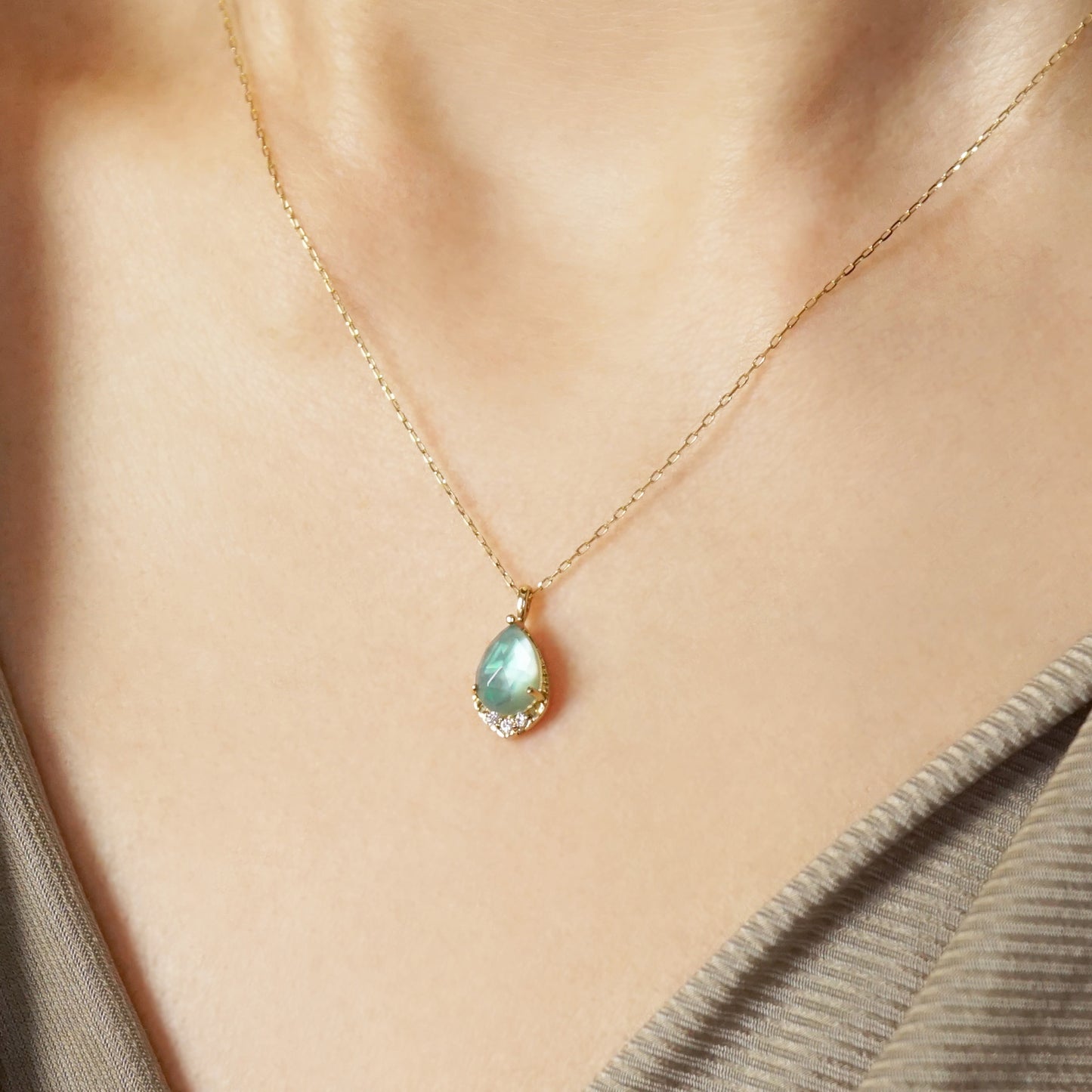 10K White Shell x Green Quartz Necklace [Lagoon] (Yellow Gold) - Model Image