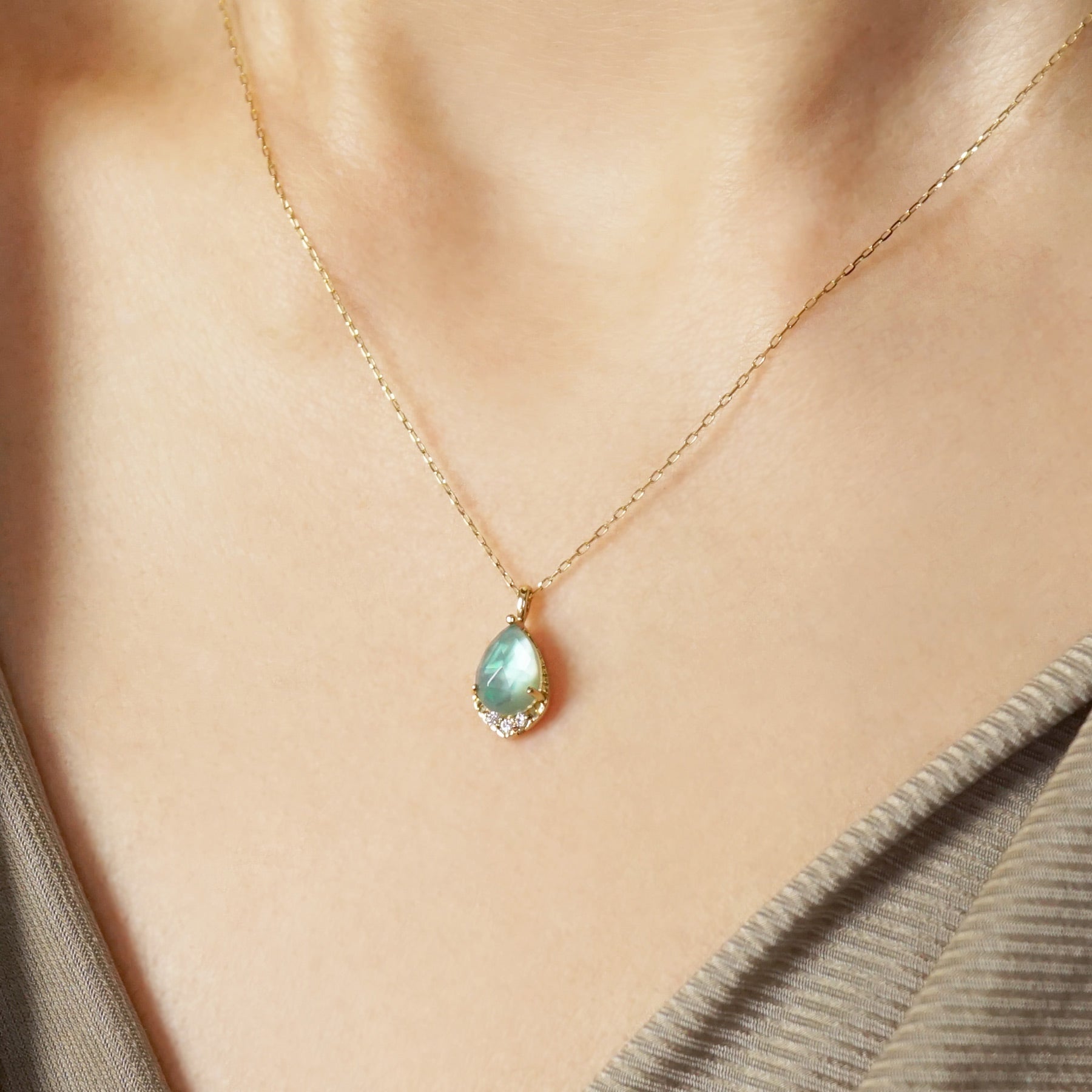 10K White Shell x Green Quartz Necklace [Lagoon] (Yellow Gold) - Model Image