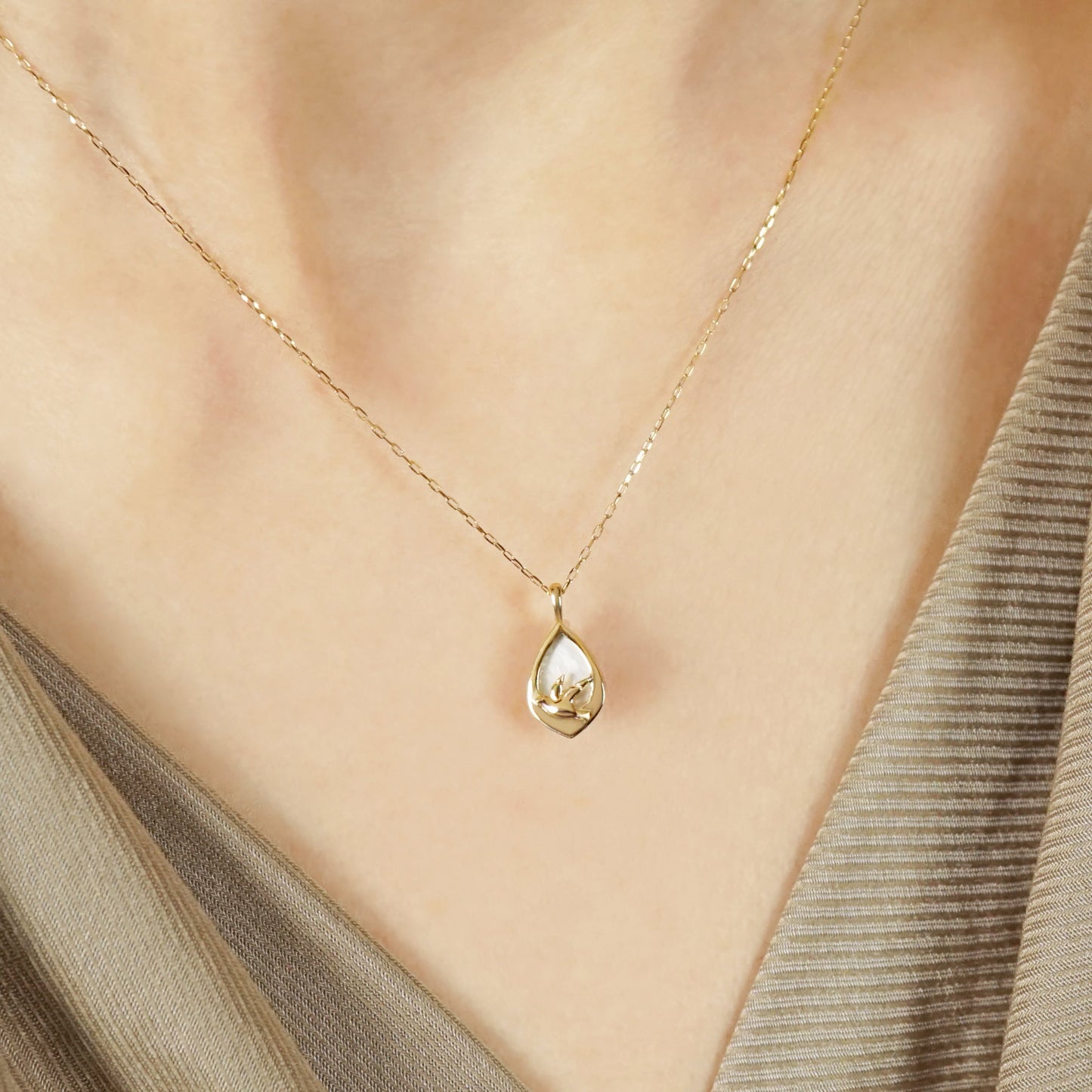10K White Shell x Green Quartz Necklace [Lagoon] (Yellow Gold) - Model Image