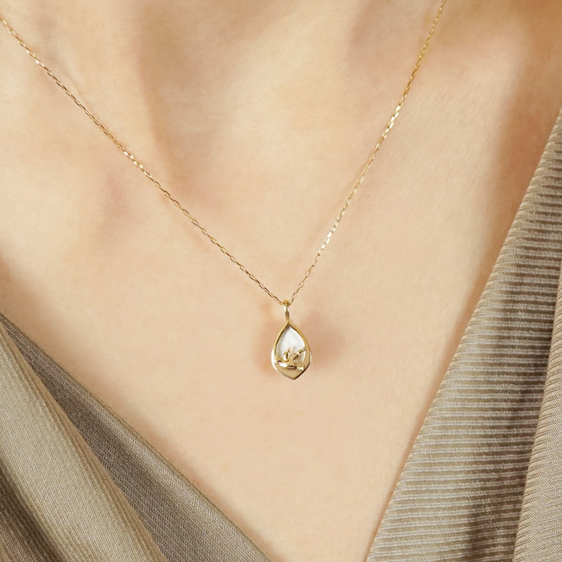 10K White Shell x Green Quartz Necklace [Lagoon] (Yellow Gold) - Model Image