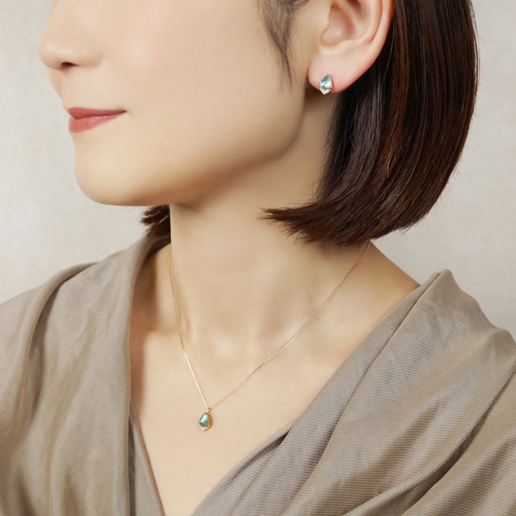 10K White Shell x Green Quartz Necklace [Lagoon] (Yellow Gold) - Model Image