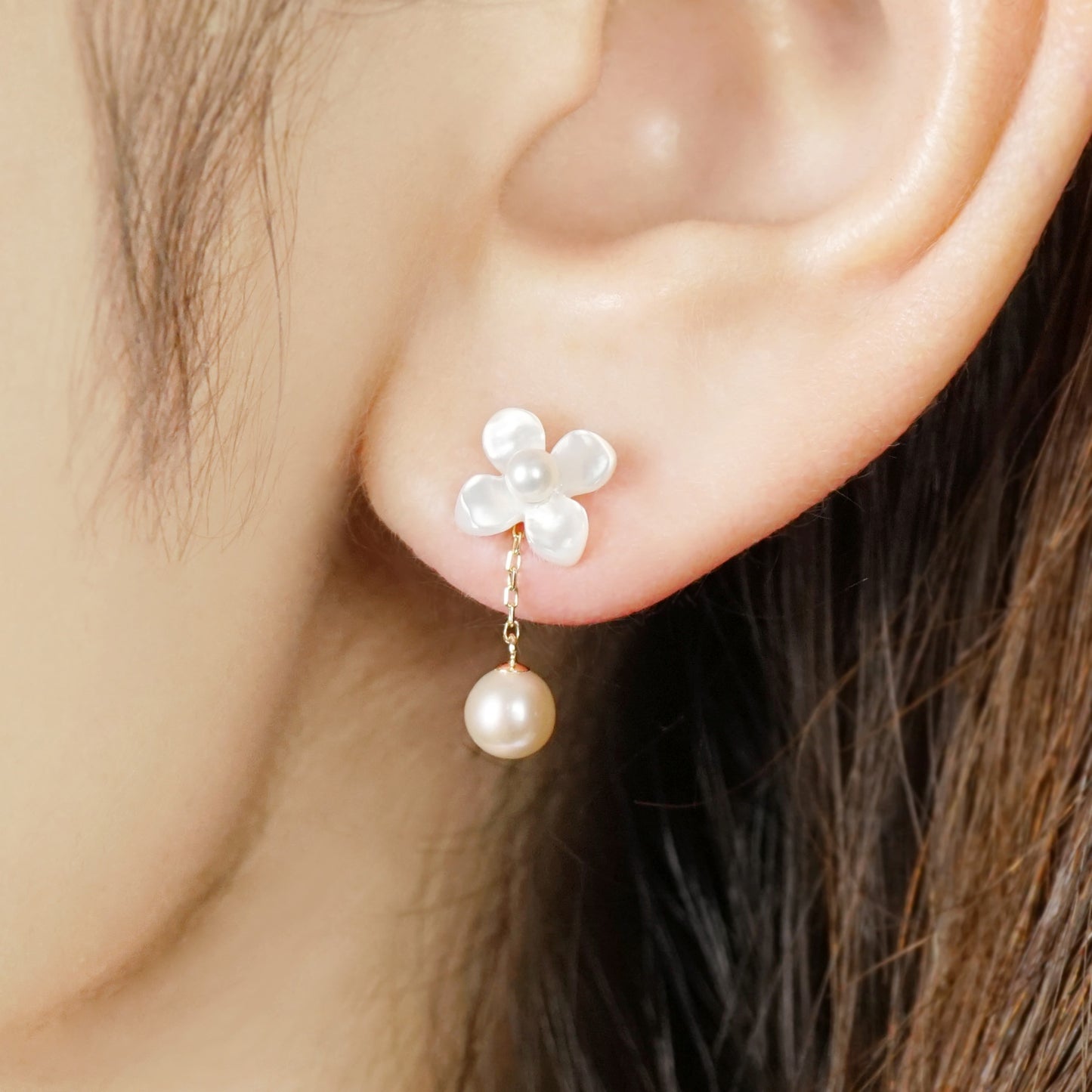 10K Shell Flower Freshwater Pearl 2WAY Earrings (Yellow Gold) - Model Image