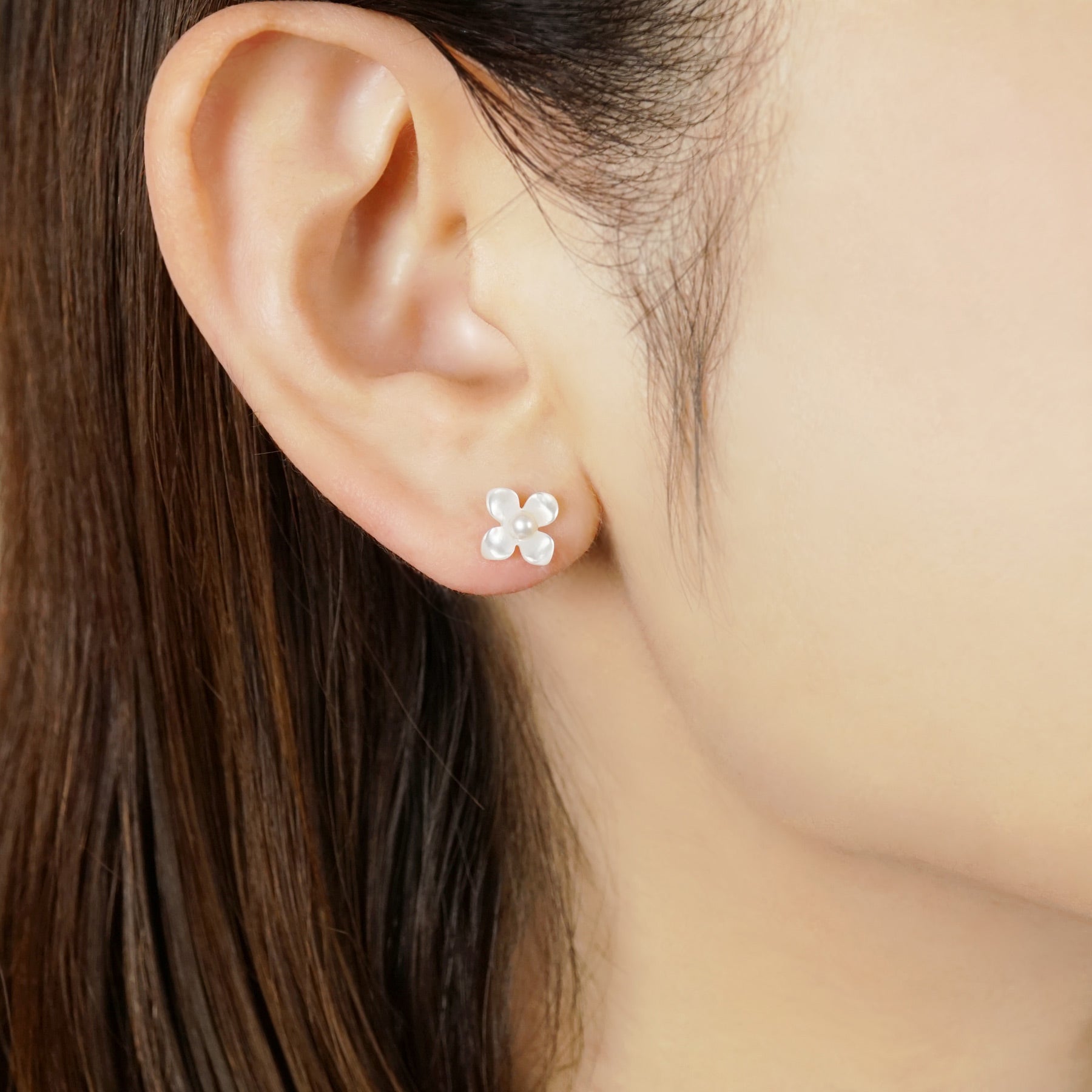10K Shell Flower Freshwater Pearl 2WAY Earrings (Yellow Gold) - Model Image