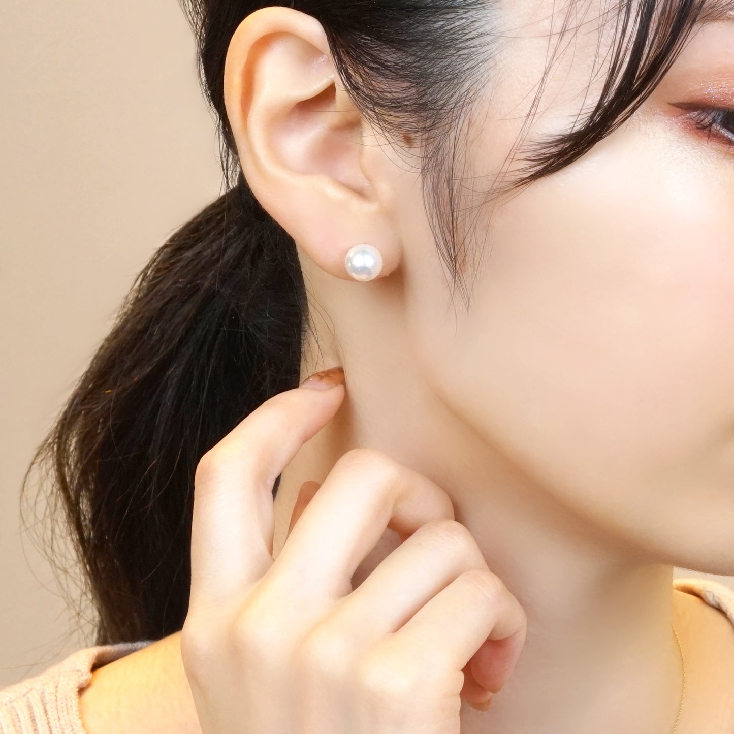 18K Akoya Pearl Earrings [8mm] (Yellow Gold) - Model Image