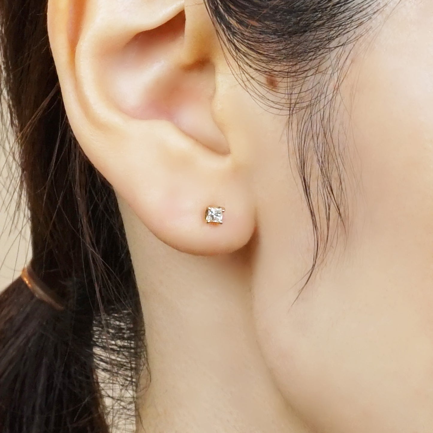 [Second Earrings] 18K Princess Cut Diamond Earrings 0.18ct (Yellow Gold) - Model Image