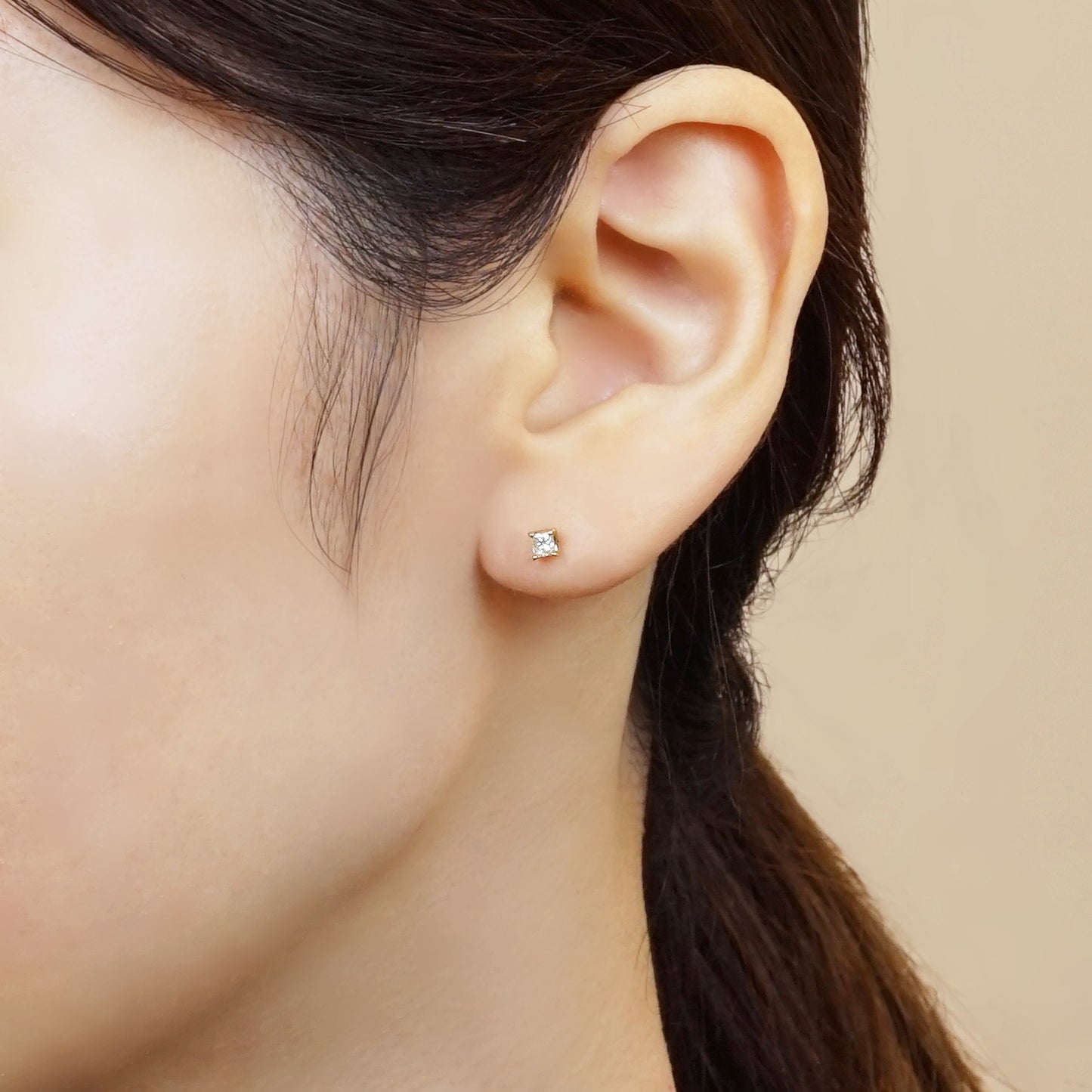 [Second Earrings] 18K Princess Cut Diamond Earrings 0.18ct (Yellow Gold) - Model Image