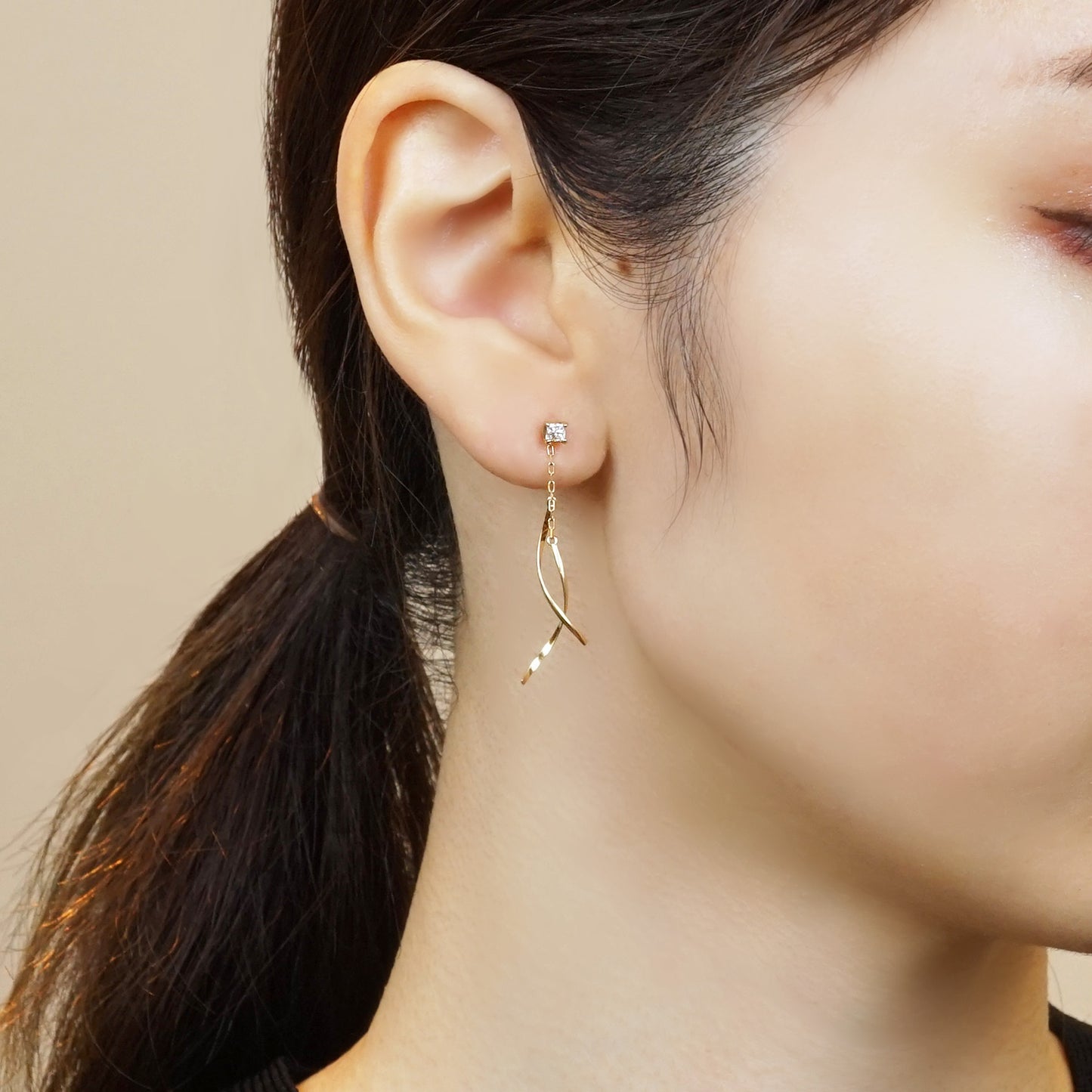 [Second Earrings] 18K Princess Cut Diamond Earrings 0.18ct (Yellow Gold) - Model Image