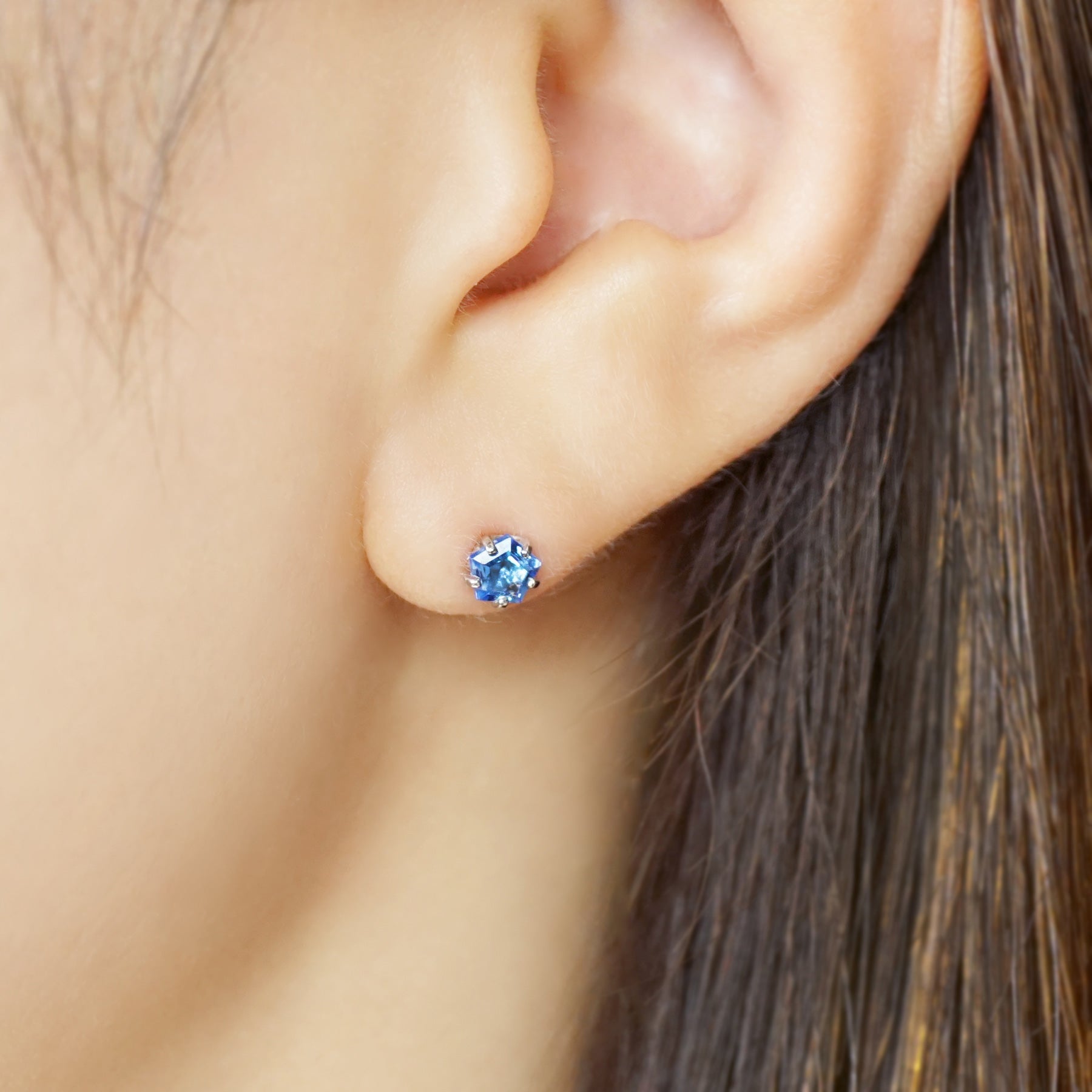 [Second Earrings] Platinum Blue Quartz Pentagon Cut Earrings - Model Image