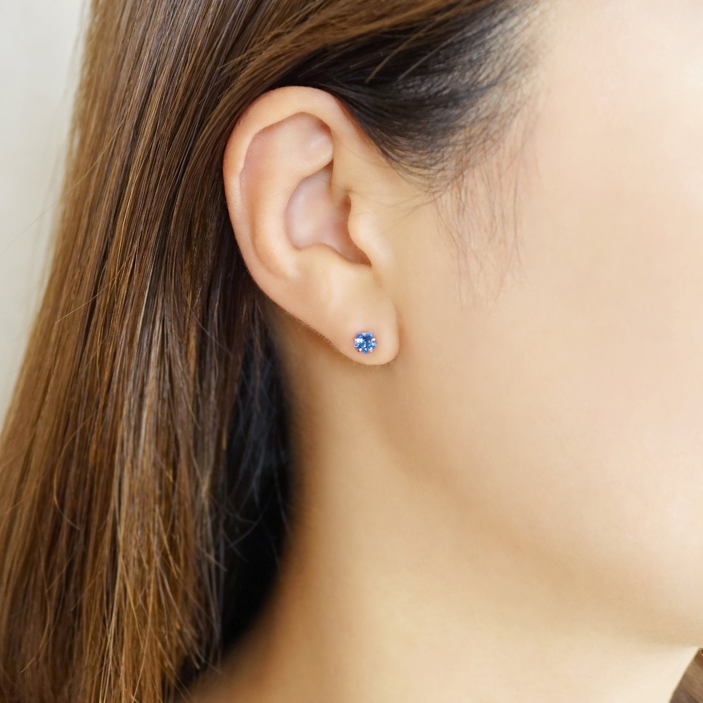 [Second Earrings] Platinum Blue Quartz Pentagon Cut Earrings - Model Image