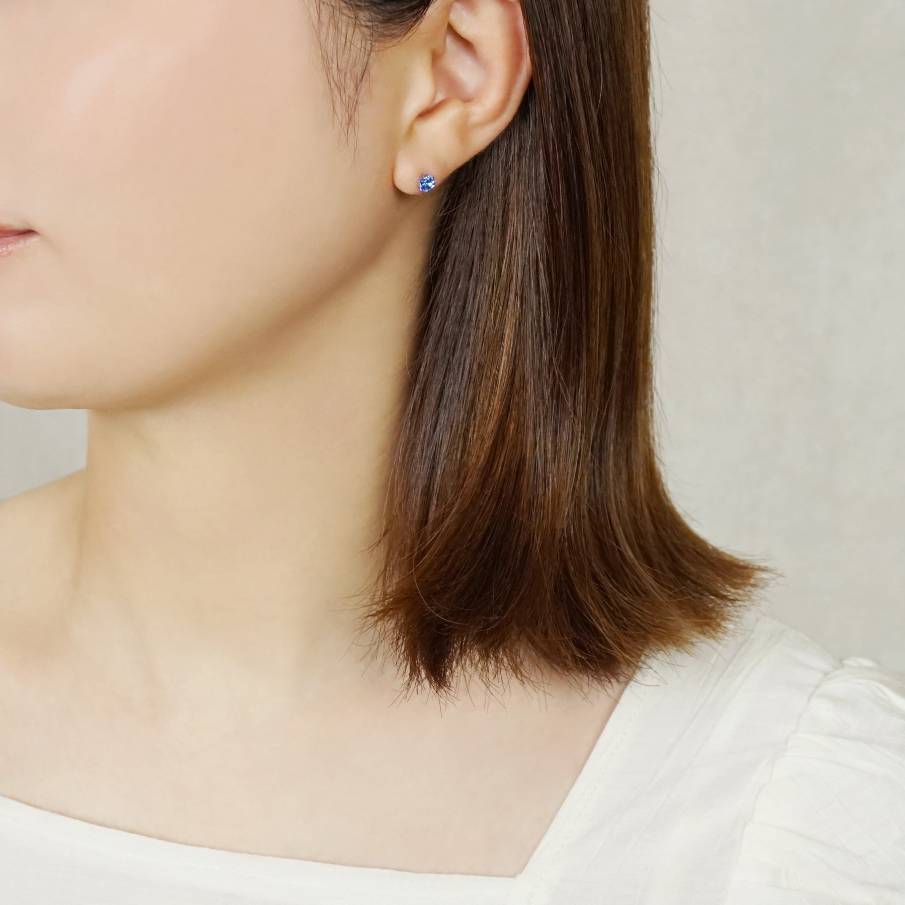 [Second Earrings] Platinum Blue Quartz Pentagon Cut Earrings - Model Image