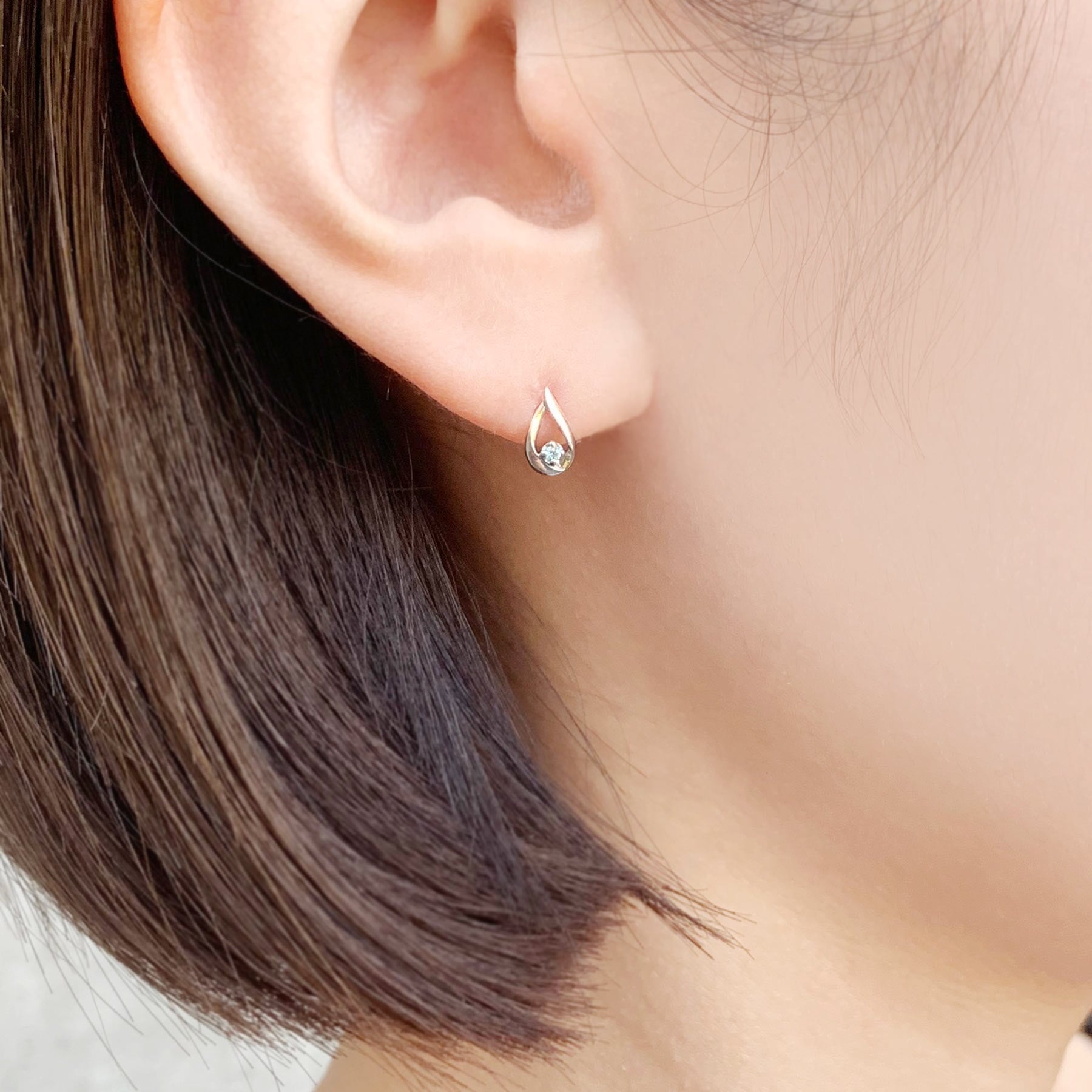 14K/10K White Gold Diamond Dew Drop Earrings - Model Image