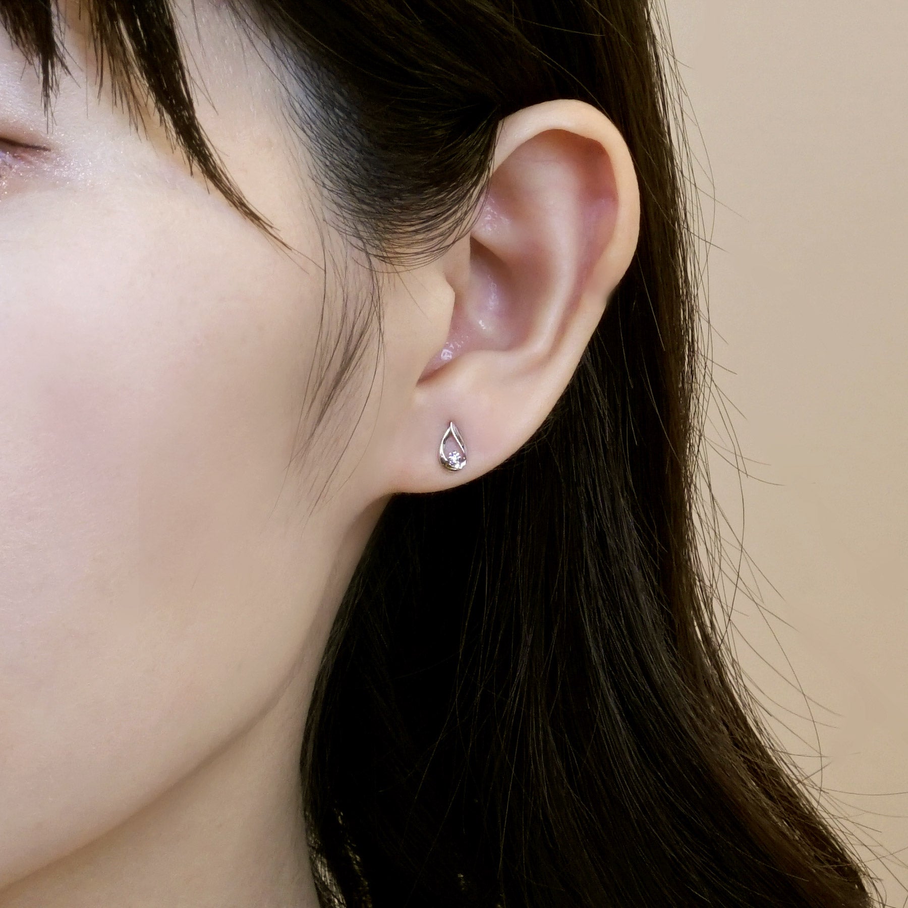 14K/10K White Gold Diamond Dew Drop Earrings - Model Image