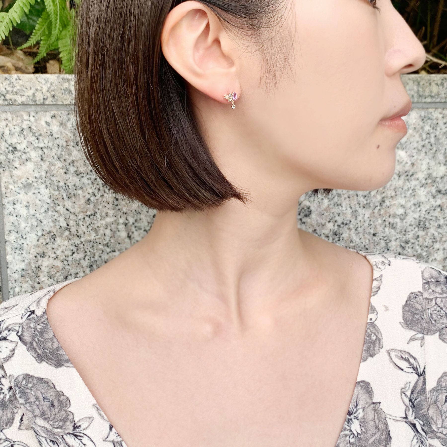 [Birth Flower Jewelry] February - Hyacinth Earrings (Rose Gold) - Model Image