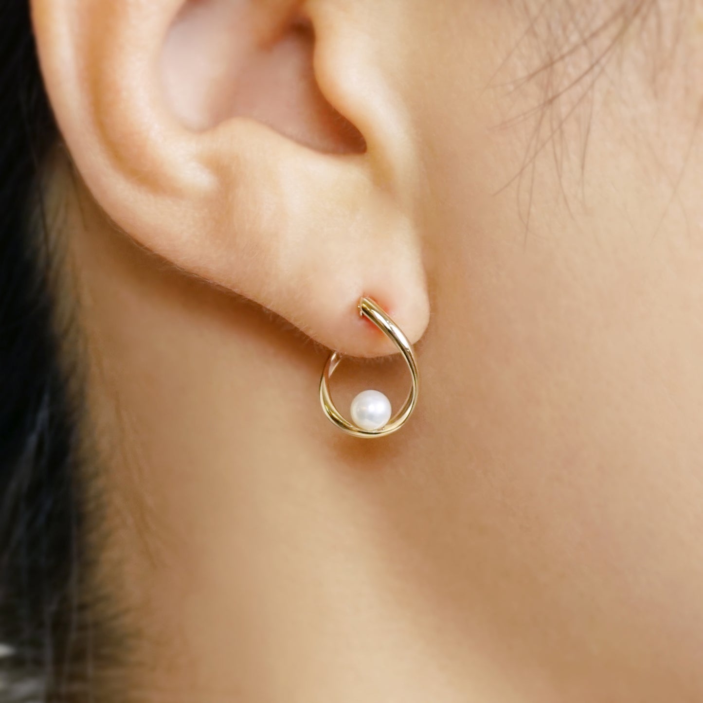 10K Pearl Twisted Hoop Earrings (Yellow Gold) - Model Image