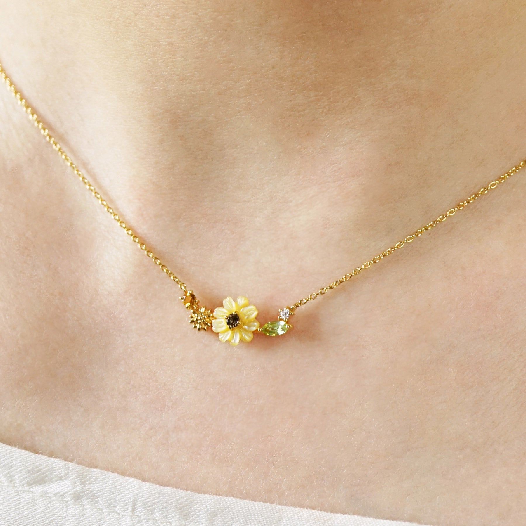 [Birth Flower Jewelry] August - Sunflower Necklace (925 Sterling Silver) - Model Image