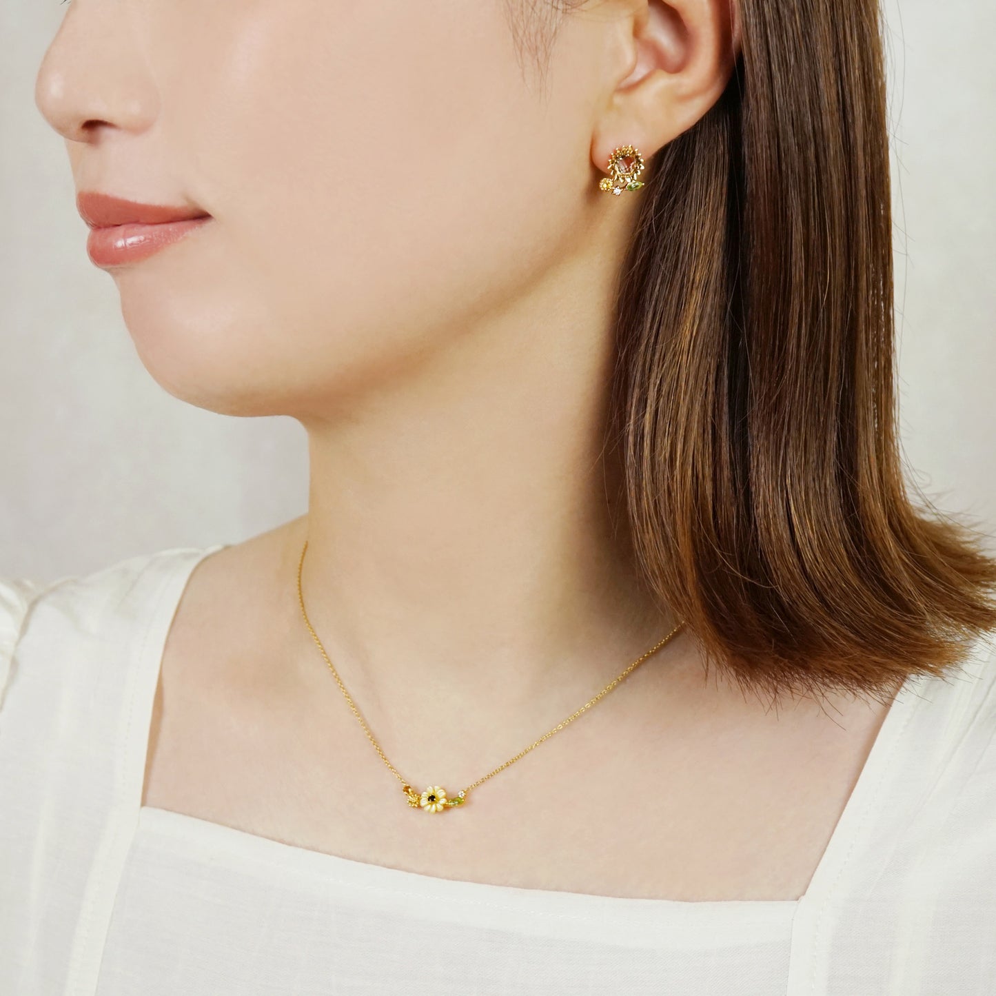 [Birth Flower Jewelry] August - Sunflower Necklace (925 Sterling Silver) - Model Image