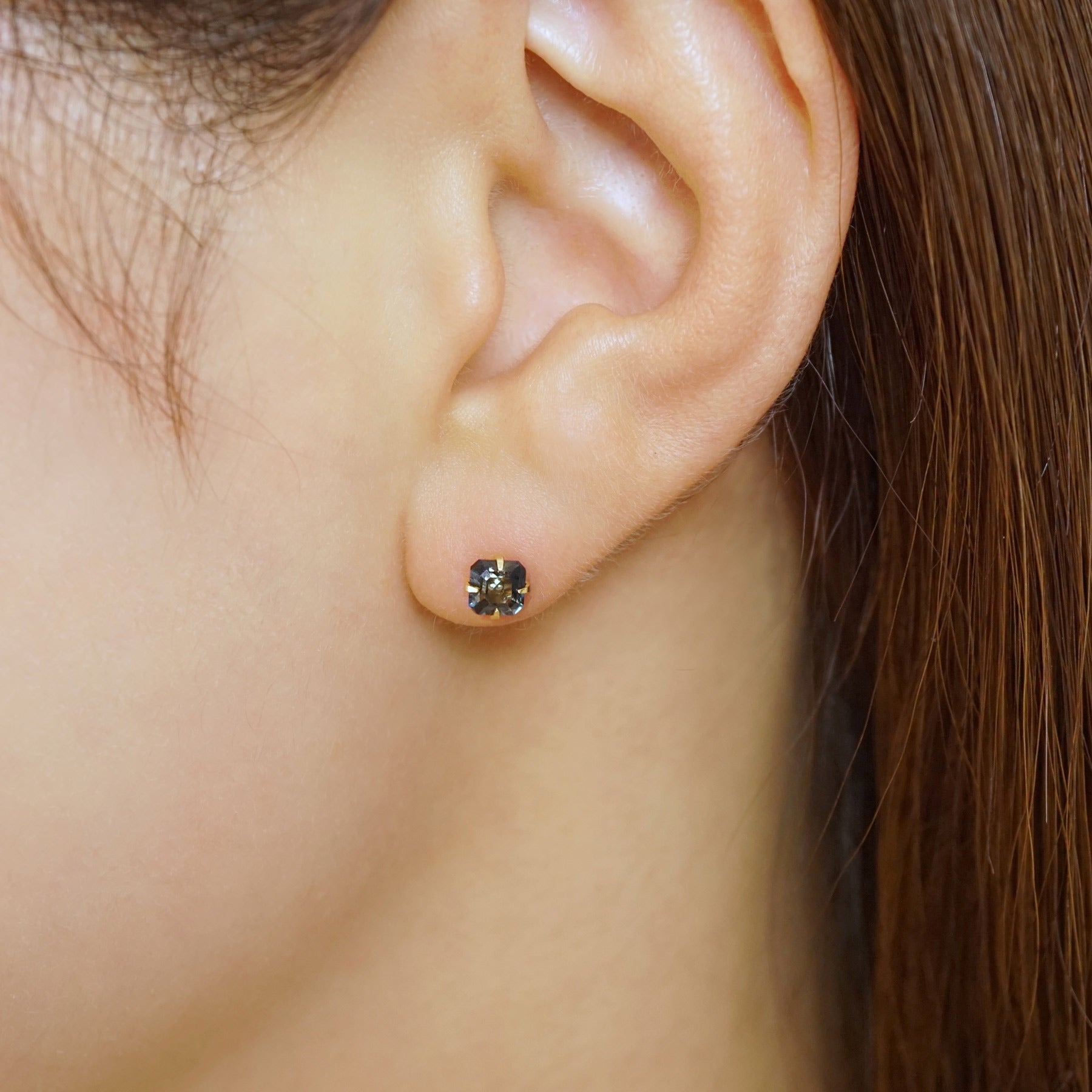 [Second Earrings] 18K London Blue Topaz Earrings (Yellow Gold) - Model Image