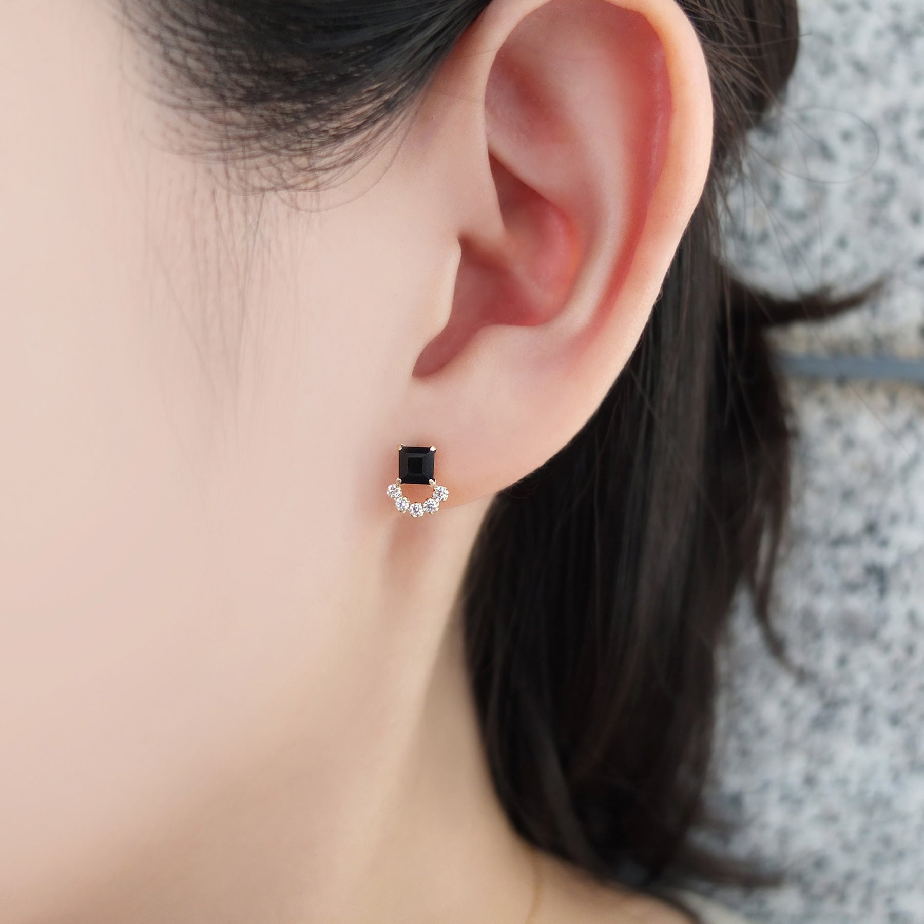 18K / 10K Yellow Gold Onyx Small Earrings - Model Image