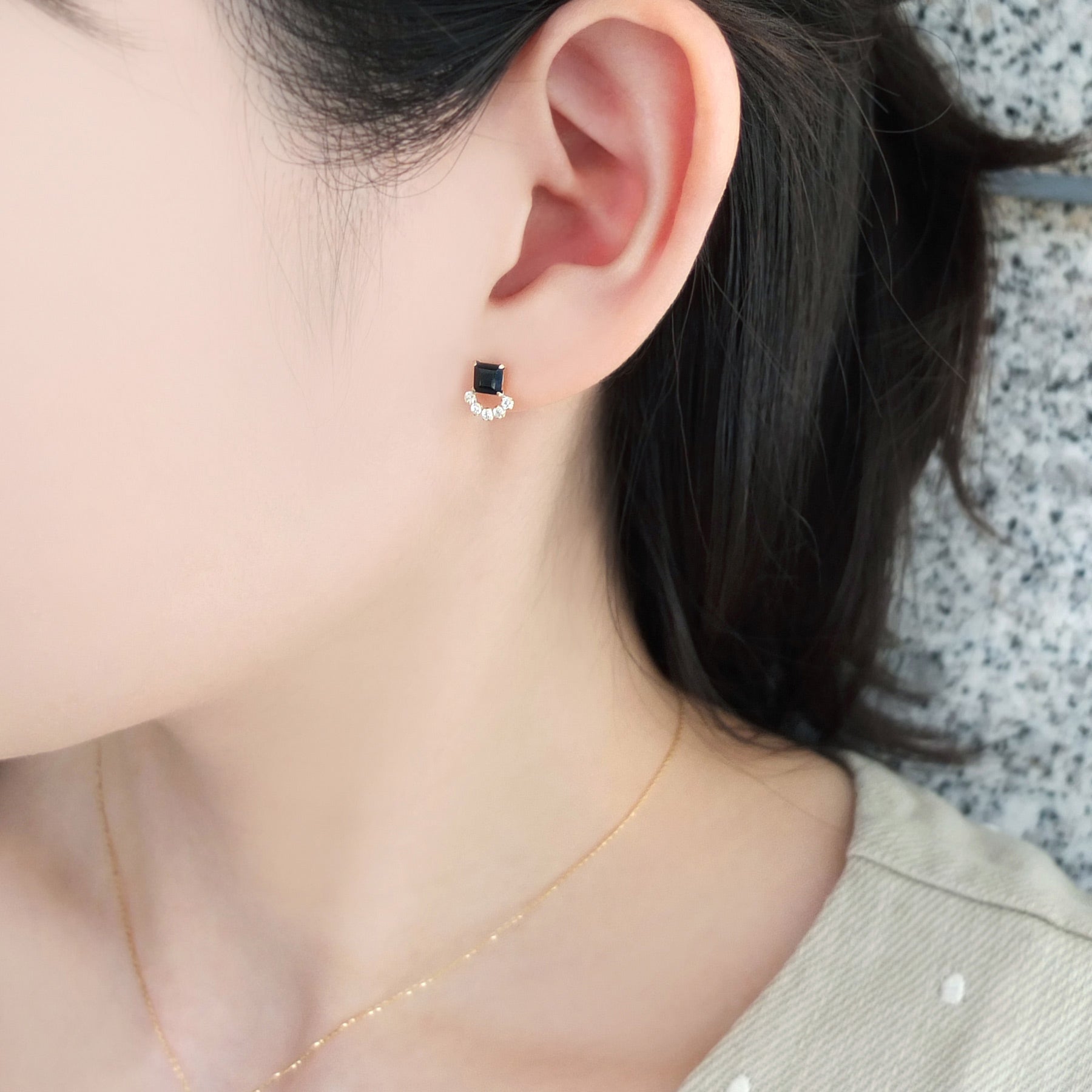 18K / 10K Yellow Gold Onyx Small Earrings - Model Image