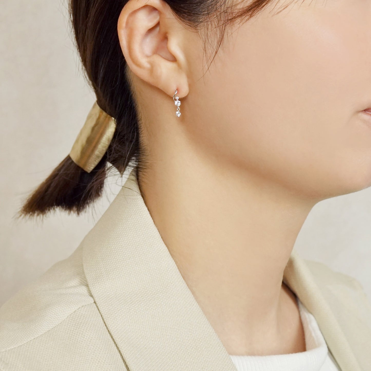 10K Twisted Line Swinging Earrings (White Gold) - Model Image