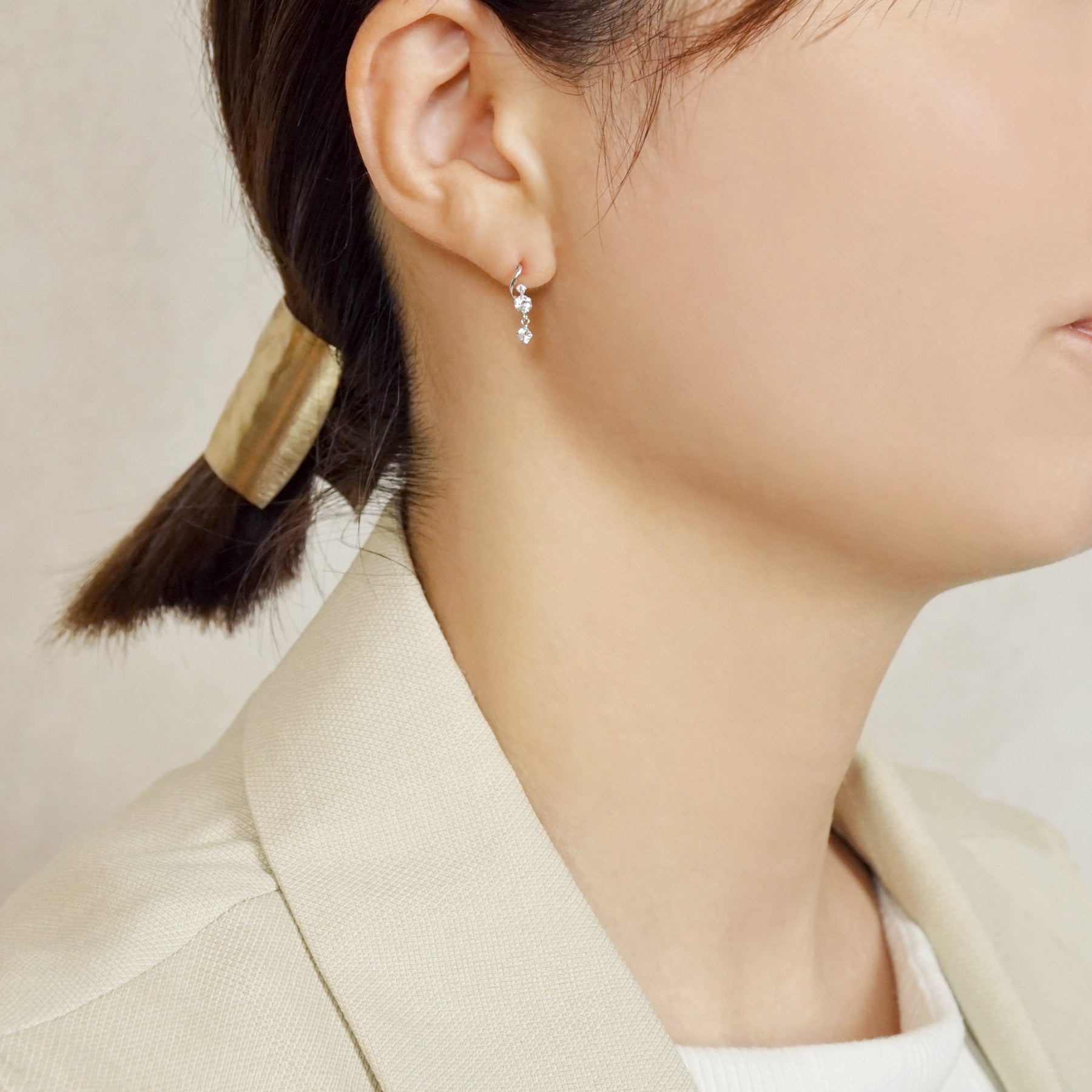 10K Twisted Line Swinging Earrings (White Gold) - Model Image