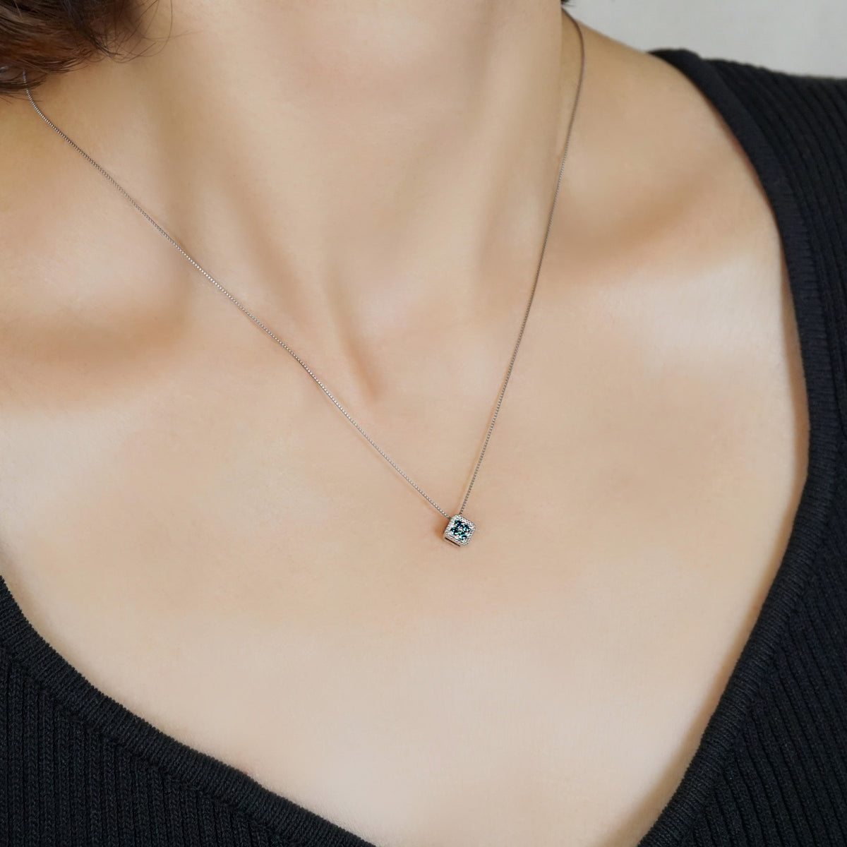 Platinum Diamond Necklace [EX Day Moon] - Model Image