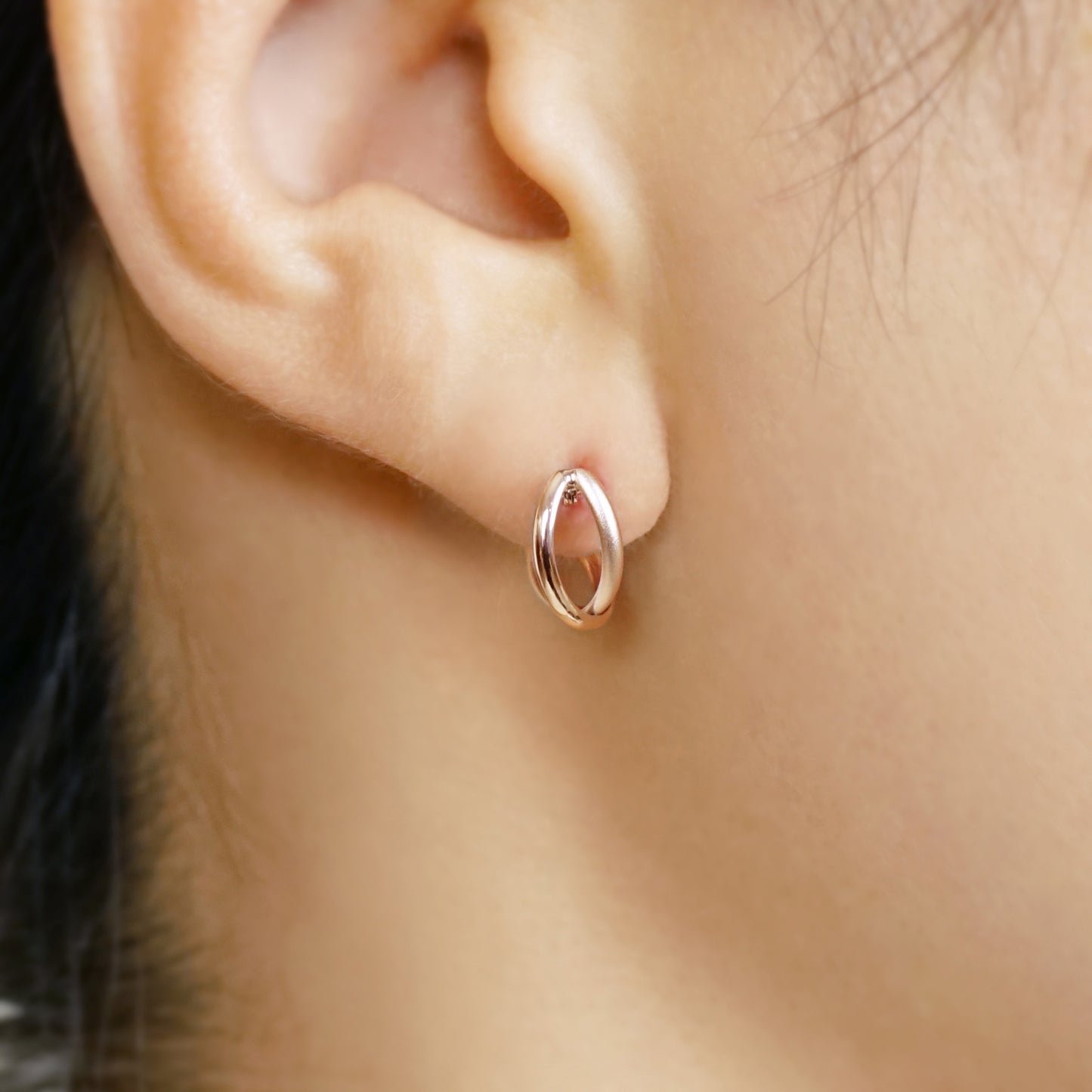 10K Crossover Hoop Earrings XS (Rose Gold) - Model Image