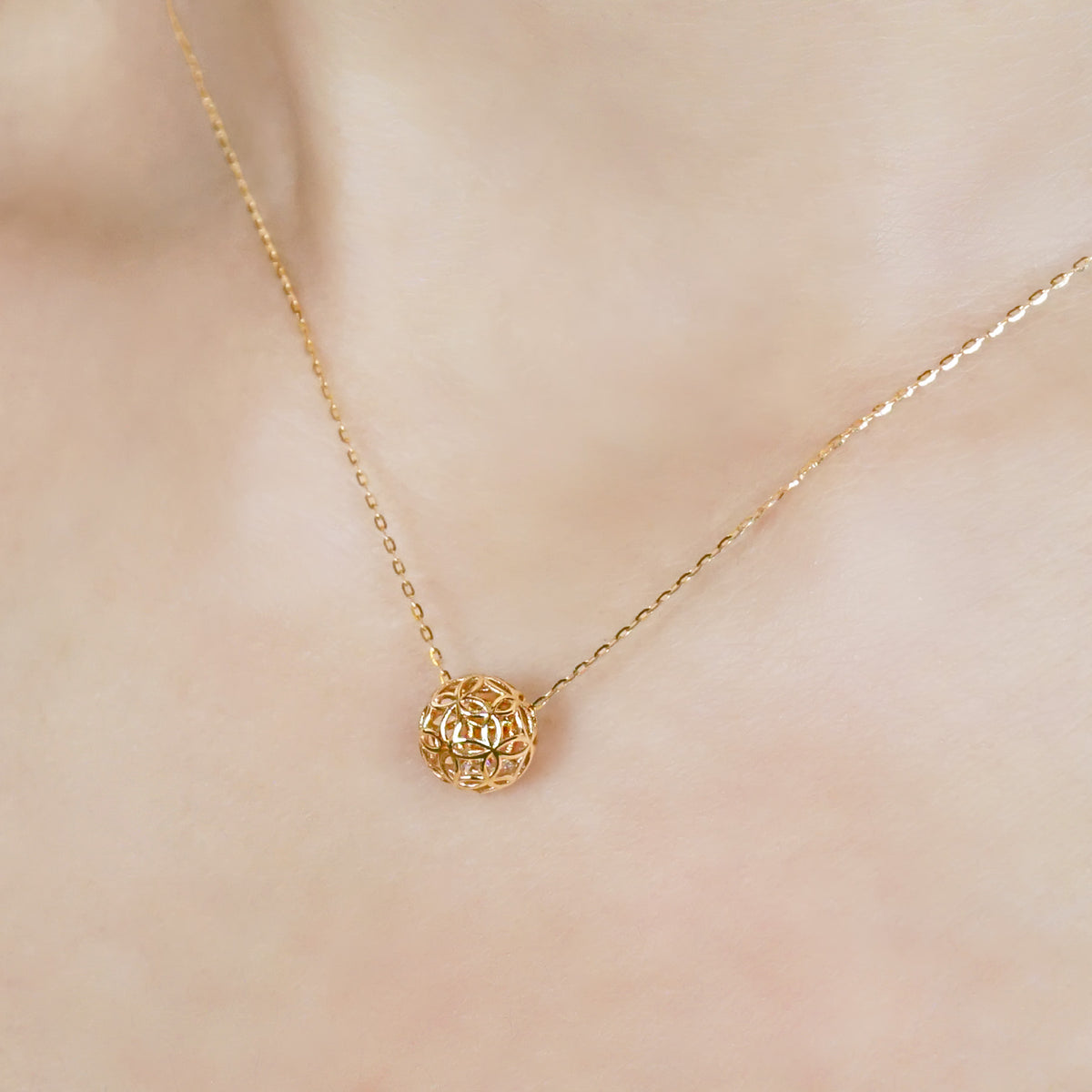 [Pannier] 10K Flower Basket Necklace (Yellow Gold) - Model Image