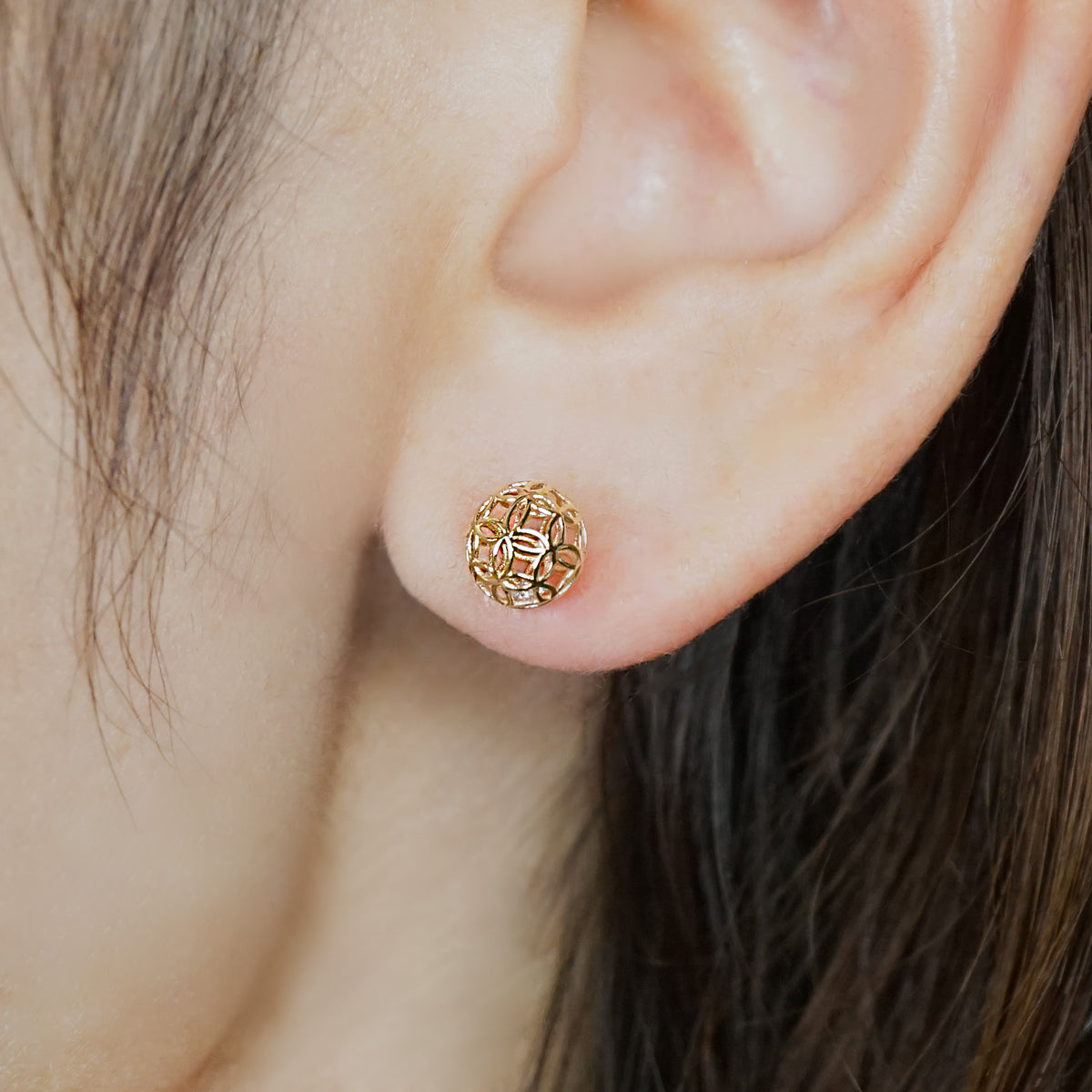 [Pannier] 10K Flower Basket Stud Earrings (Yellow Gold) - Model Image