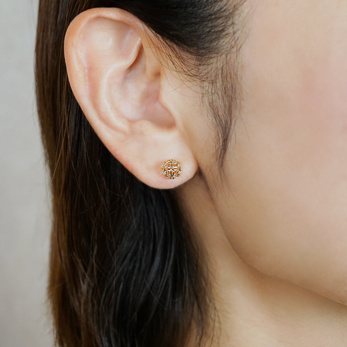 [Pannier] 10K Flower Basket Stud Earrings (Yellow Gold) - Model Image