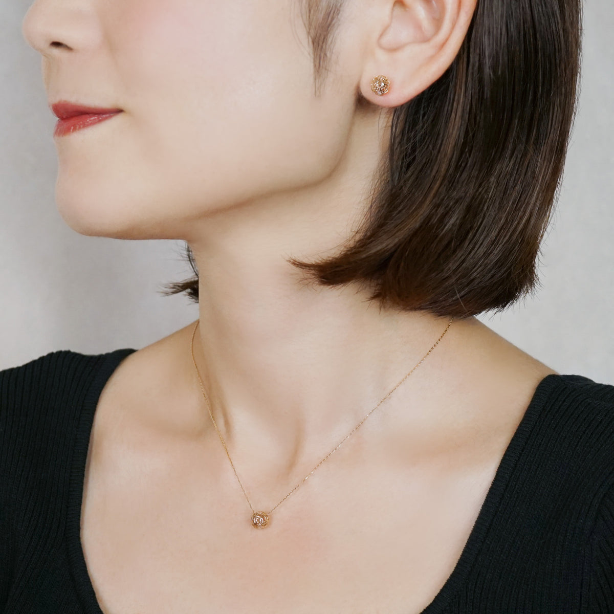 [Pannier] 10K Flower Basket Stud Earrings (Yellow Gold) - Model Image